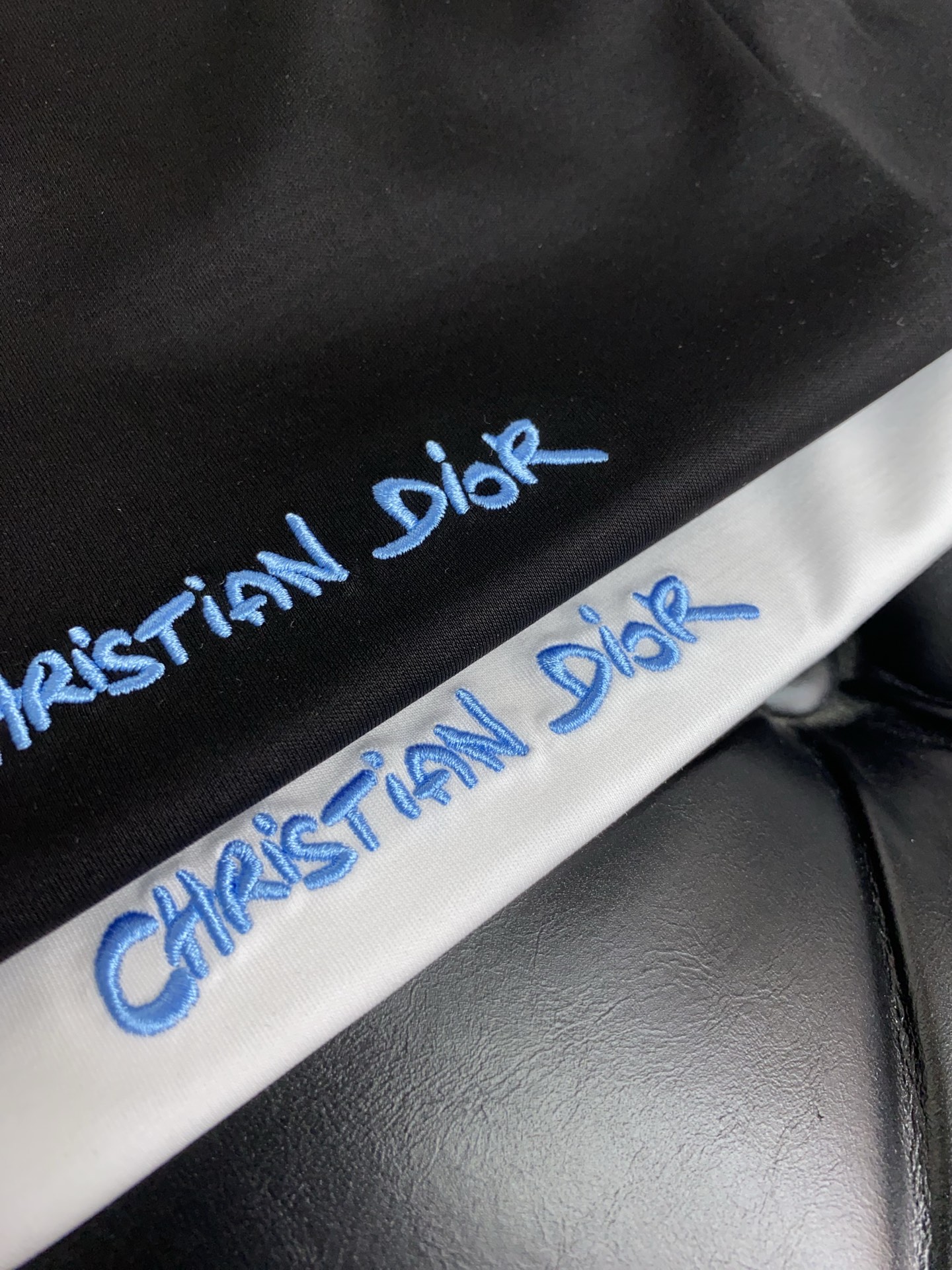  迪奥 2025春夏新款首发专柜最新款圆领短袖 高端订制 设计前卫时尚！品牌logo重工艺设计 高端定制