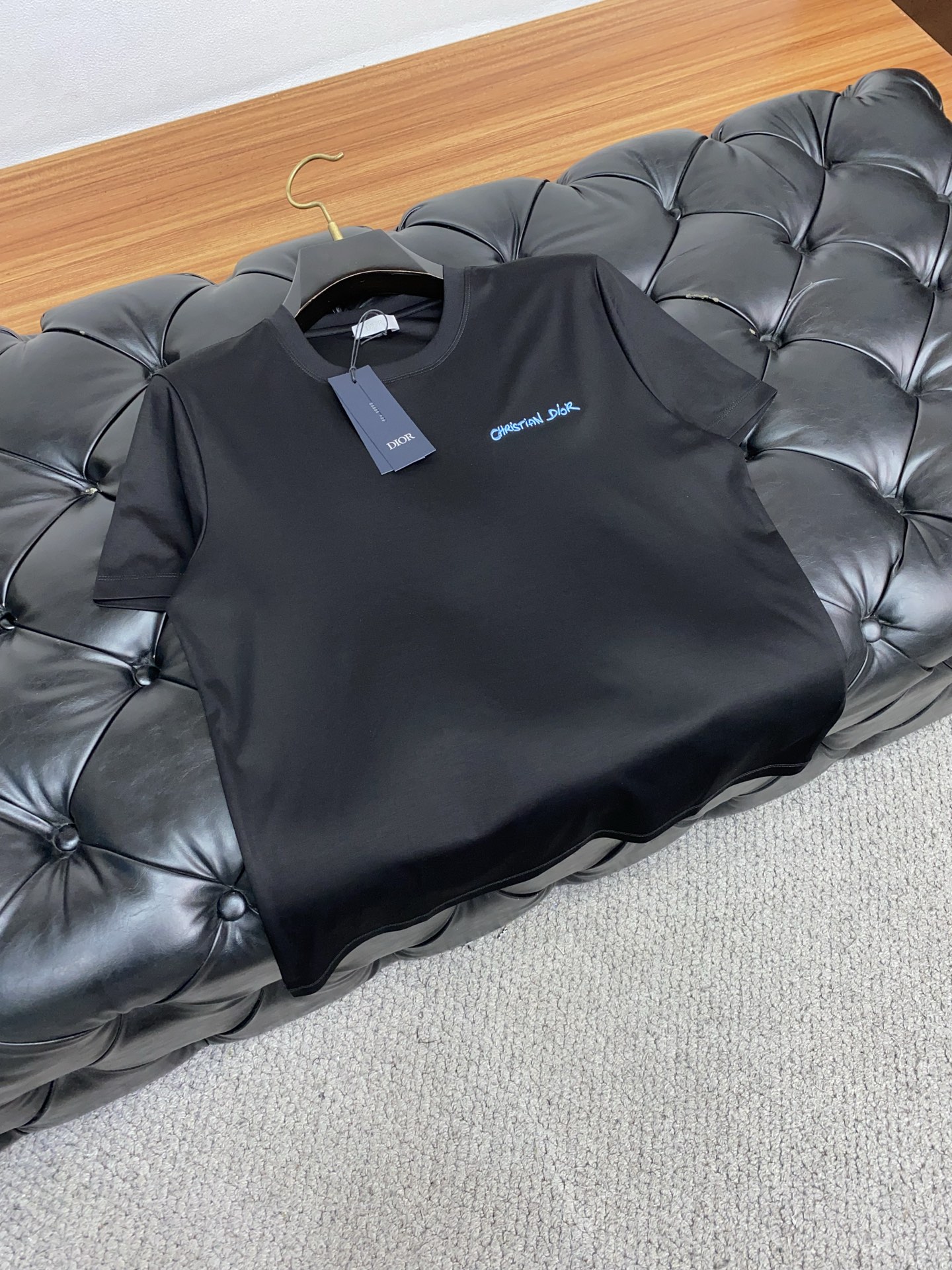  迪奥 2025春夏新款首发专柜最新款圆领短袖 高端订制 设计前卫时尚！品牌logo重工艺设计 高端定制