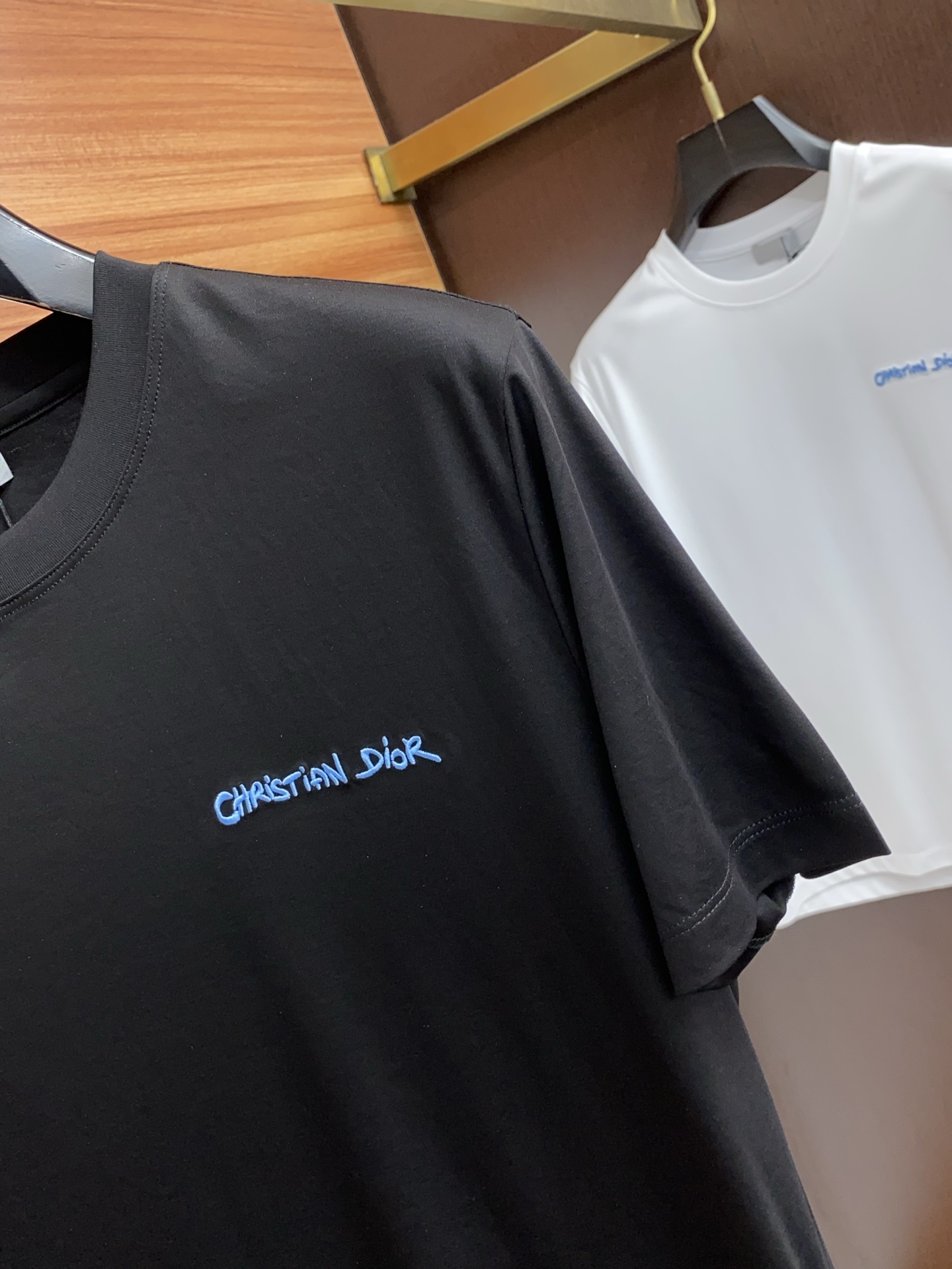  迪奥 2025春夏新款首发专柜最新款圆领短袖 高端订制 设计前卫时尚！品牌logo重工艺设计 高端定制