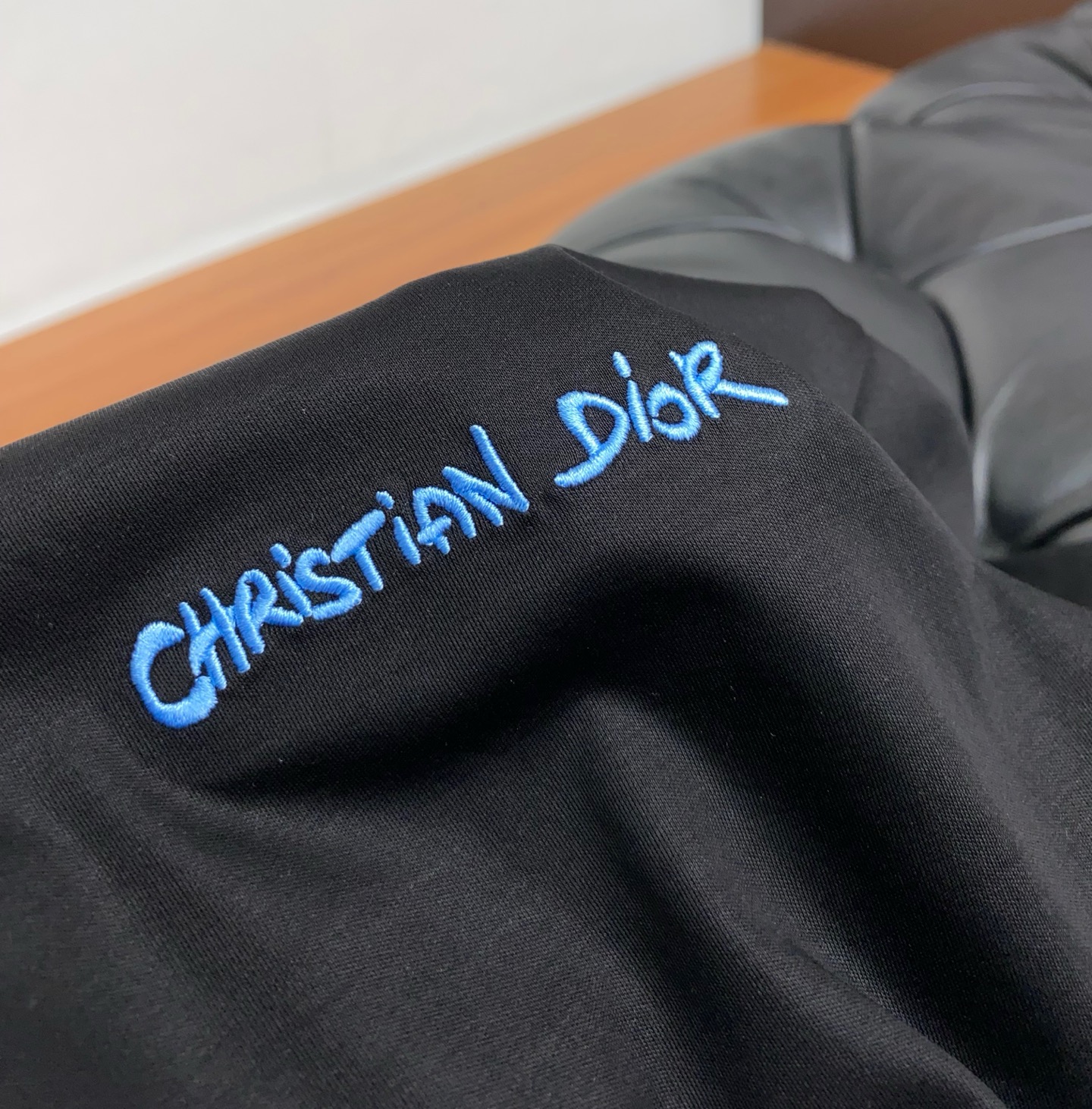  迪奥 2025春夏新款首发专柜最新款圆领短袖 高端订制 设计前卫时尚！品牌logo重工艺设计 高端定制