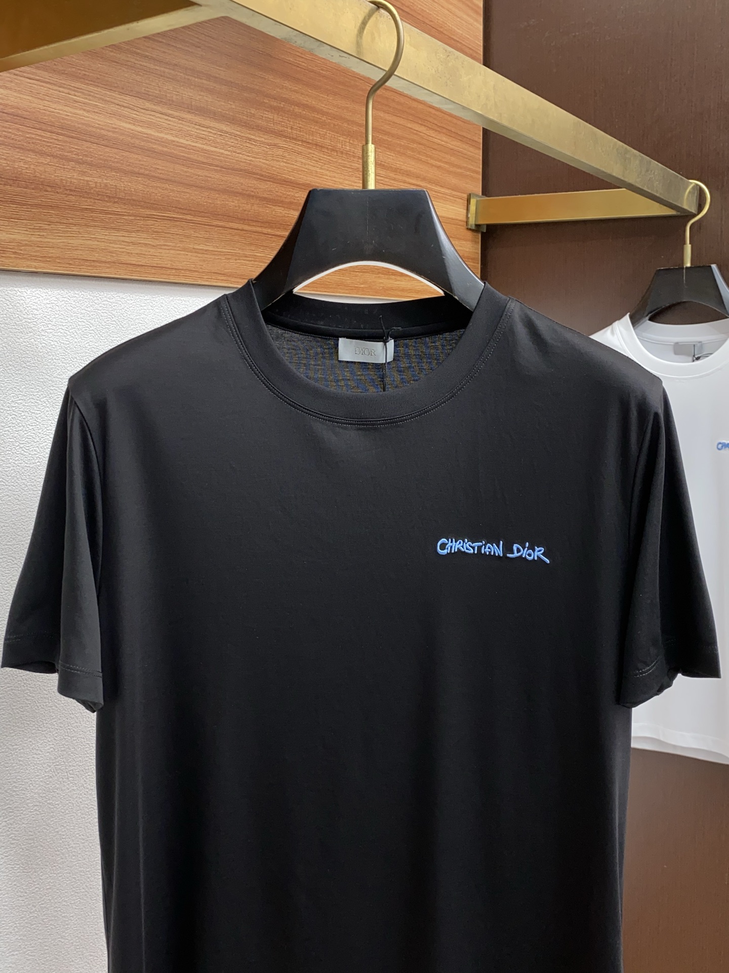  迪奥 2025春夏新款首发专柜最新款圆领短袖 高端订制 设计前卫时尚！品牌logo重工艺设计 高端定制