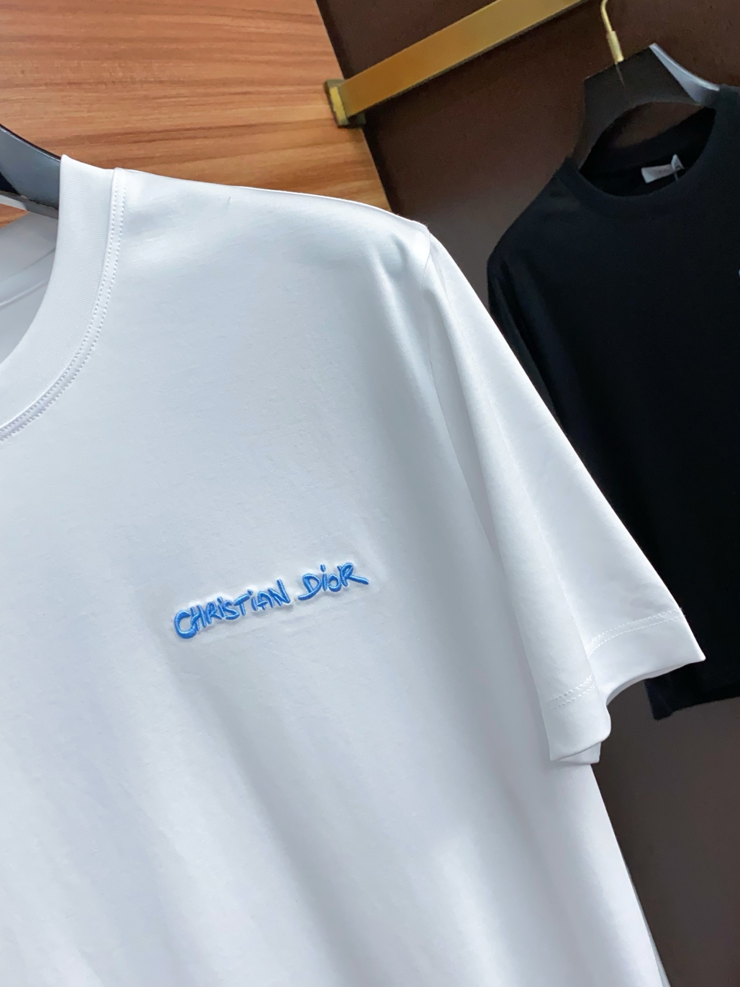  迪奥 2025春夏新款首发专柜最新款圆领短袖 高端订制 设计前卫时尚！品牌logo重工艺设计 高端定制
