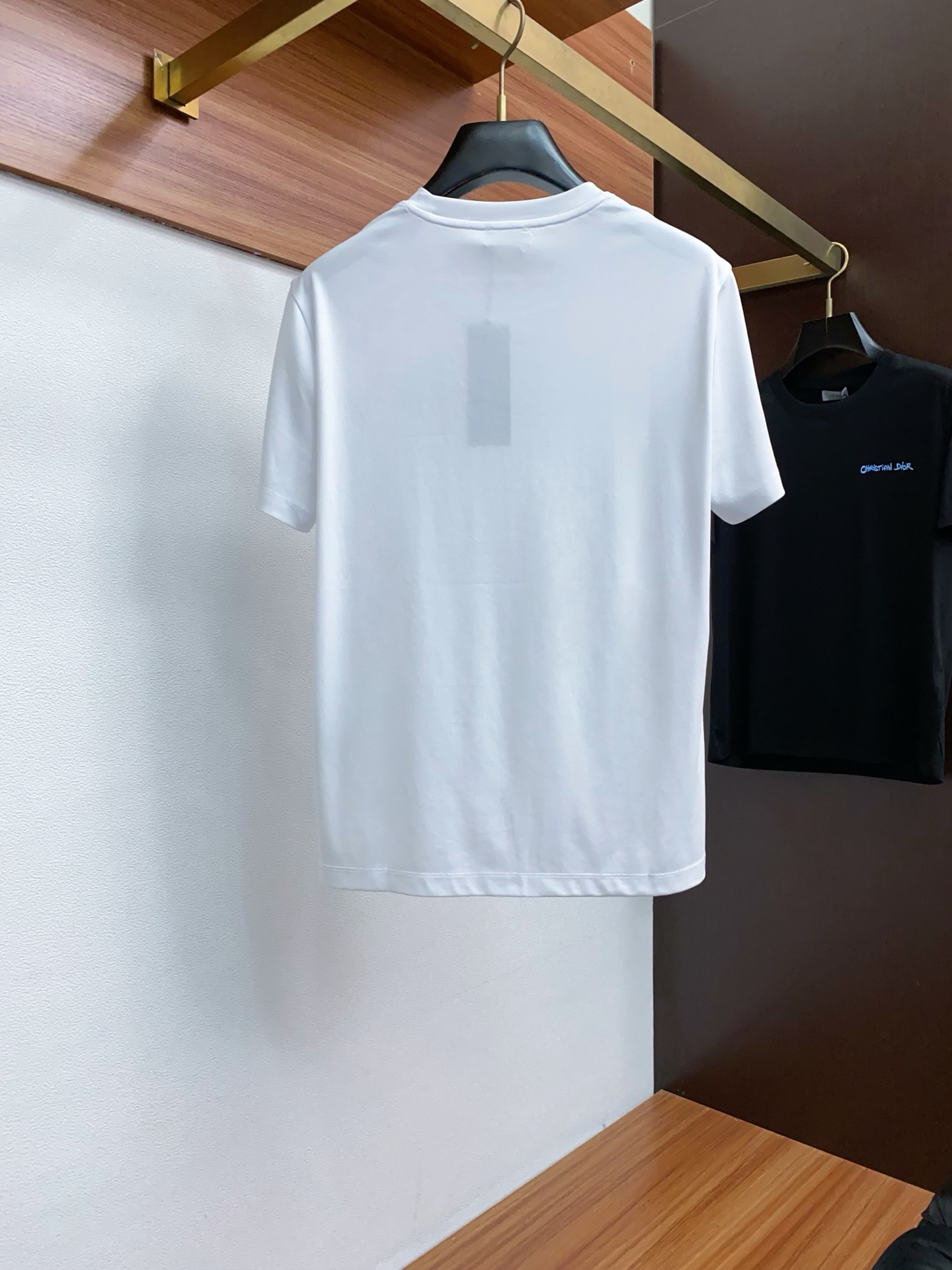  迪奥 2025春夏新款首发专柜最新款圆领短袖 高端订制 设计前卫时尚！品牌logo重工艺设计 高端定制
