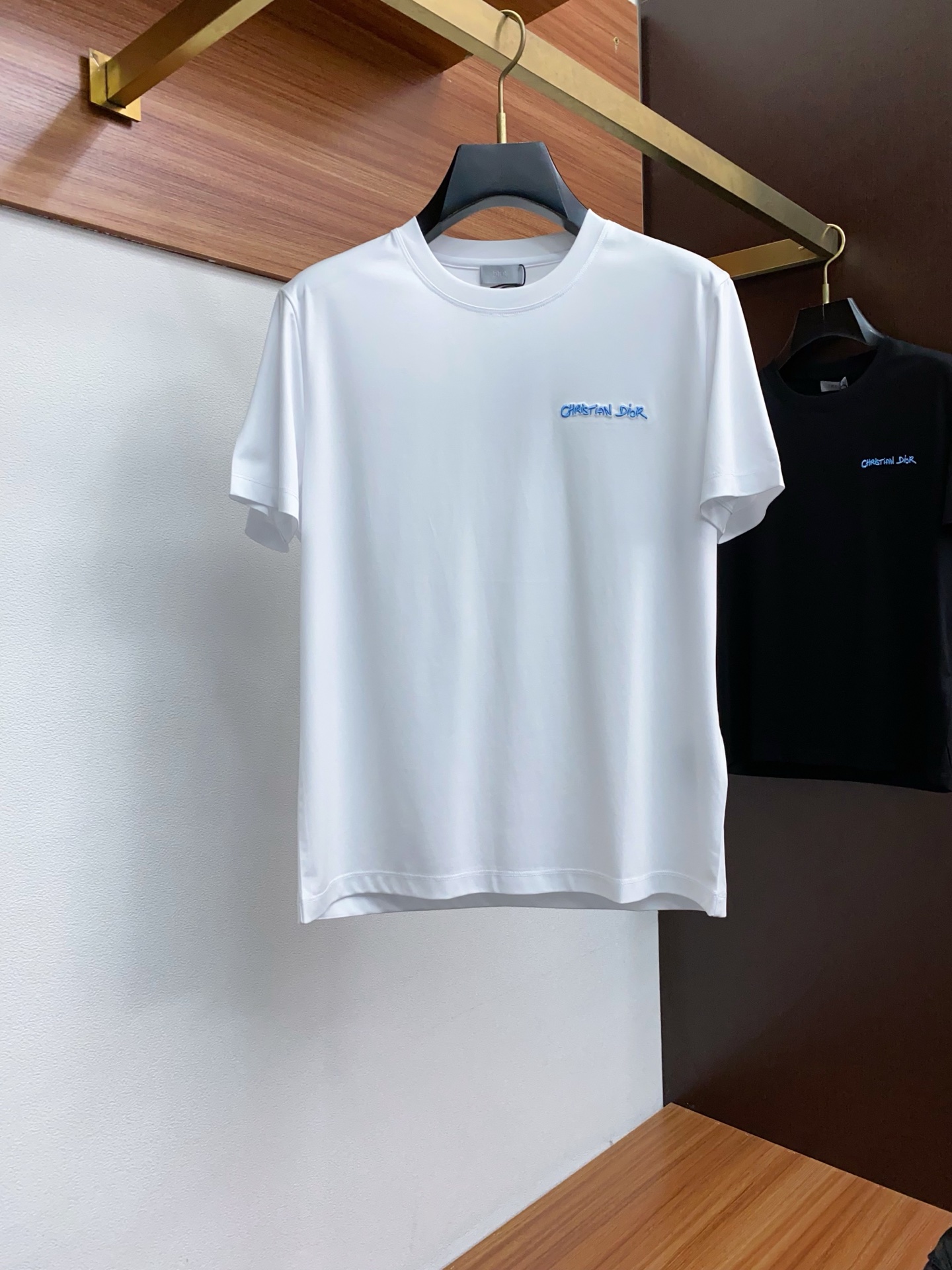  迪奥 2025春夏新款首发专柜最新款圆领短袖 高端订制 设计前卫时尚！品牌logo重工艺设计 高端定制