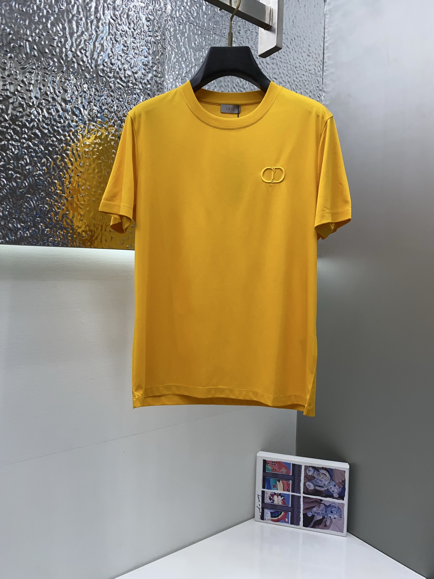 NO:502354,Dior 2025 spring and summer new model first launch counter latest round neck short sleeves, high-end customization, avant-garde and fashionable design!  Brand logo heavy craft design, high-end customized 100 double-sided mercerated cotton fabric, soft feel, comfortable to wear, exquisite counter-level car line, fine workmanship, invincible and handsome upper body effect!  A must-have item for handsome men!  Code number M-2xL, dior, T-shirt, alexander wang19860909迪奥 2025春夏新款首发专柜最新款圆领短袖 高端订制 设计前卫时尚！品牌logo重工艺设计 高端定制100支双面丝光棉面料.手感柔软.穿着舒适.专柜级别精致车线.做工精细.上身效果无敌帅气！型男必备单品！码数M-2xL,,dior,T-shirt,alexander wang,Men's clothing