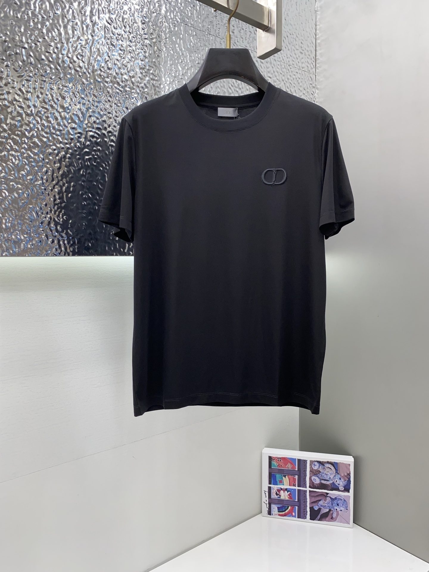 NO:502350,Dior 2025 spring and summer new model first launch counter latest round neck short sleeves, high-end customization, avant-garde and fashionable design!  Brand logo heavy craft design, high-end customized 100 double-sided mercerated cotton fabric, soft feel, comfortable to wear, exquisite counter-level car line, fine workmanship, invincible and handsome upper body effect!  A must-have item for handsome men!  Code number M-3xL, dior, T-shirt, alexander wang19860909迪奥 2025春夏新款首发专柜最新款圆领短袖 高端订制 设计前卫时尚！品牌logo重工艺设计 高端定制100支双面丝光棉面料.手感柔软.穿着舒适.专柜级别精致车线.做工精细.上身效果无敌帅气！型男必备单品！码数M-3xL,,dior,T-shirt,alexander wang,Men's clothing