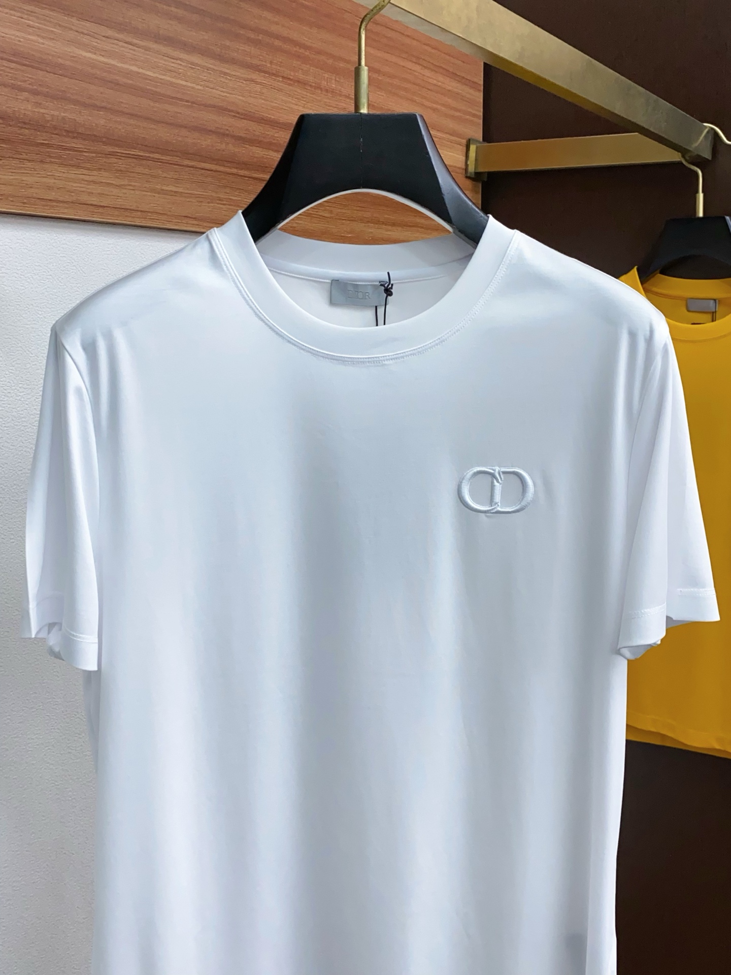  迪奥 2025春夏新款首发专柜最新款圆领短袖 高端订制 设计前卫时尚！品牌logo重工艺设计 高端定制