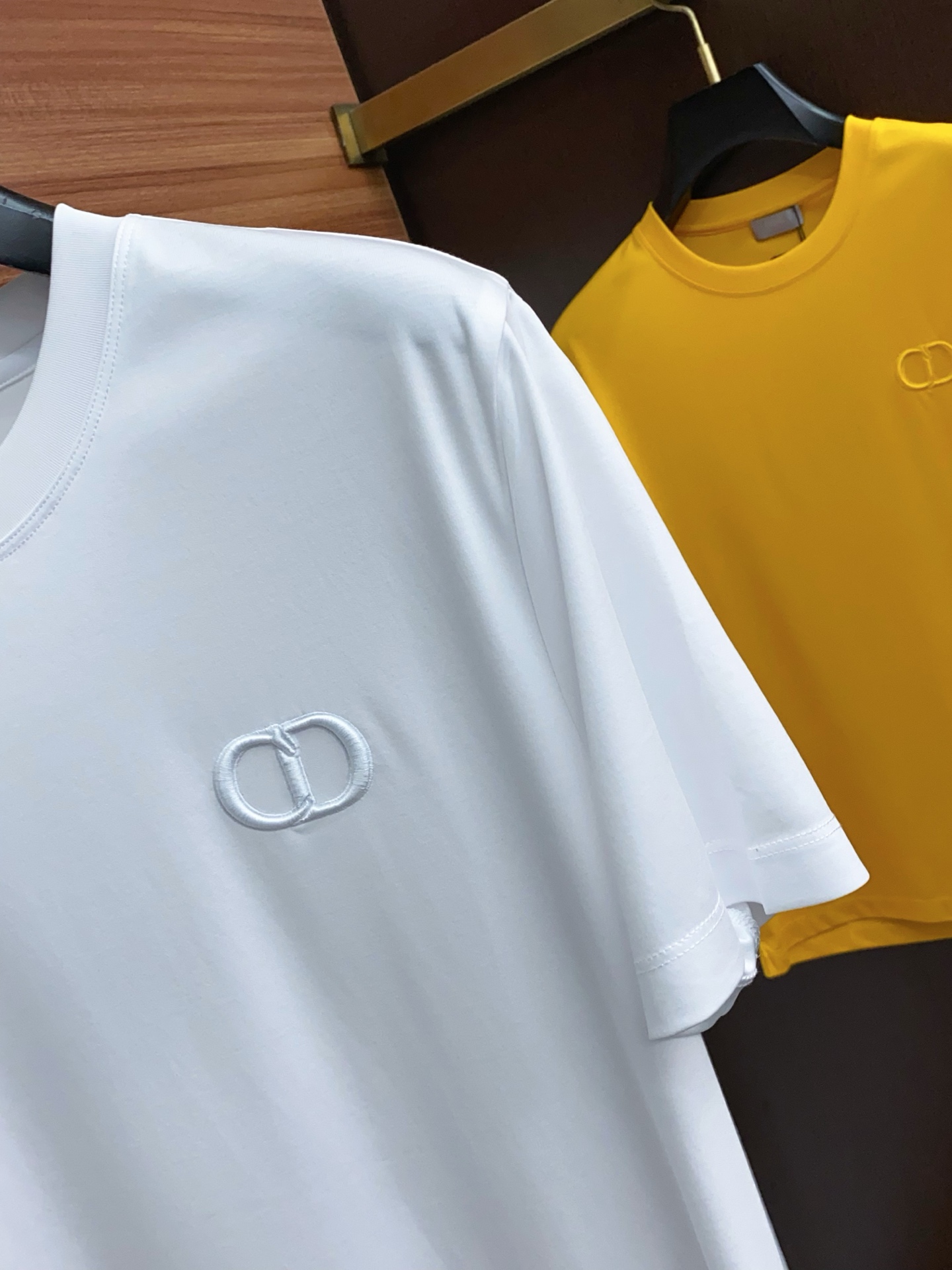  迪奥 2025春夏新款首发专柜最新款圆领短袖 高端订制 设计前卫时尚！品牌logo重工艺设计 高端定制