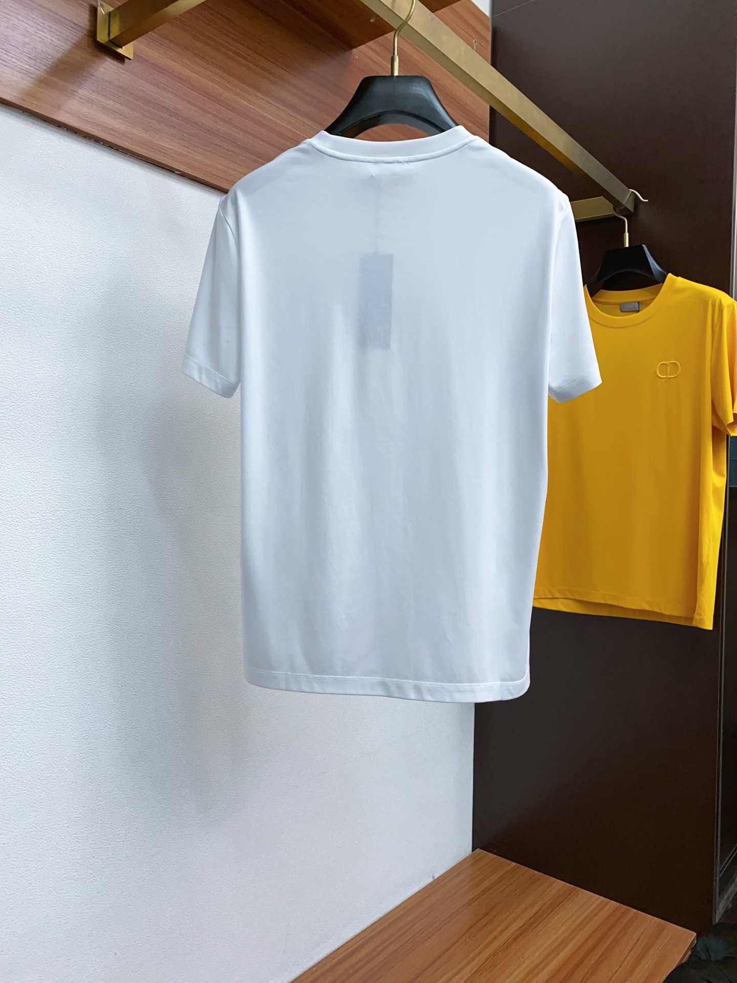  迪奥 2025春夏新款首发专柜最新款圆领短袖 高端订制 设计前卫时尚！品牌logo重工艺设计 高端定制