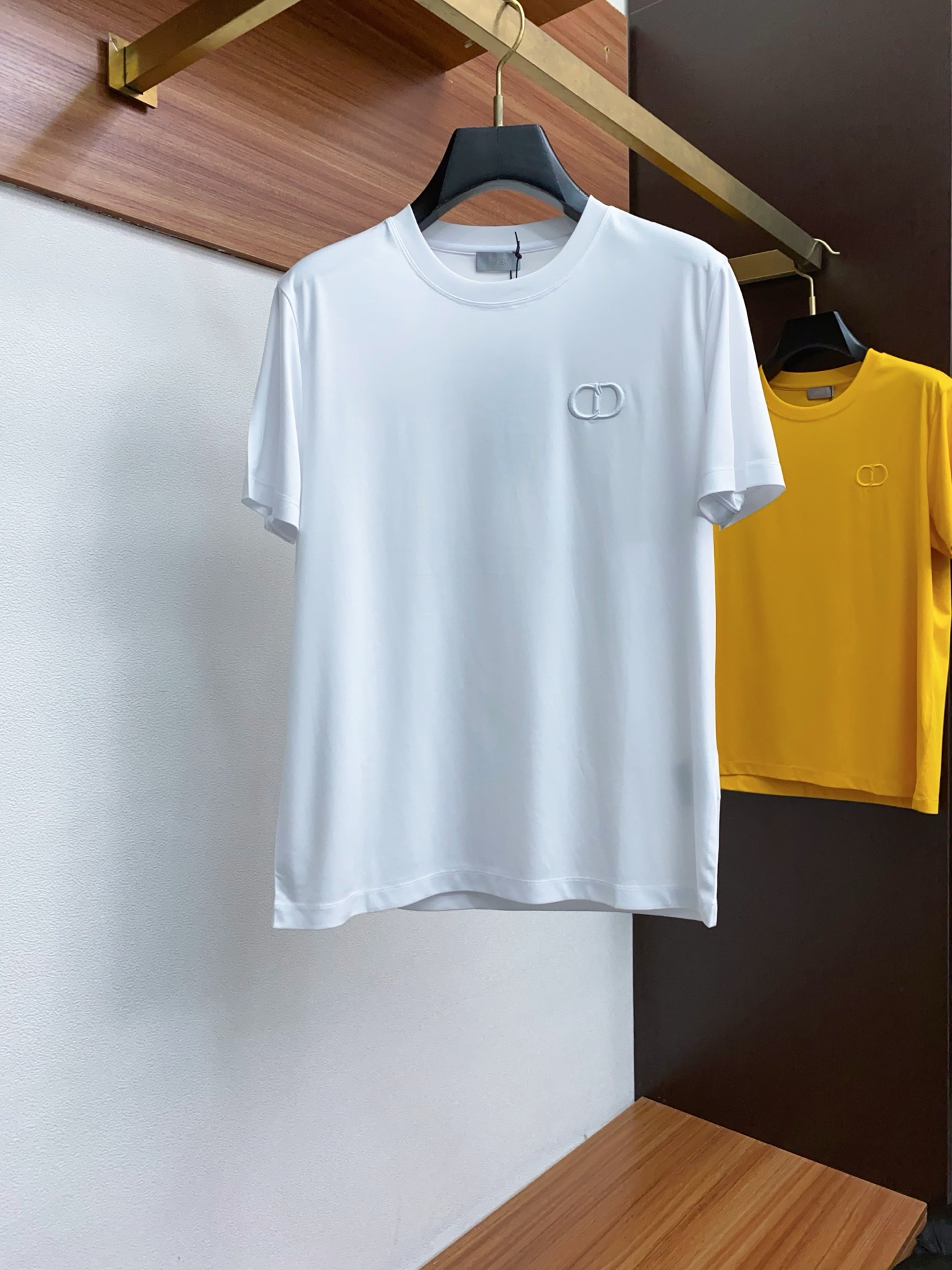  迪奥 2025春夏新款首发专柜最新款圆领短袖 高端订制 设计前卫时尚！品牌logo重工艺设计 高端定制