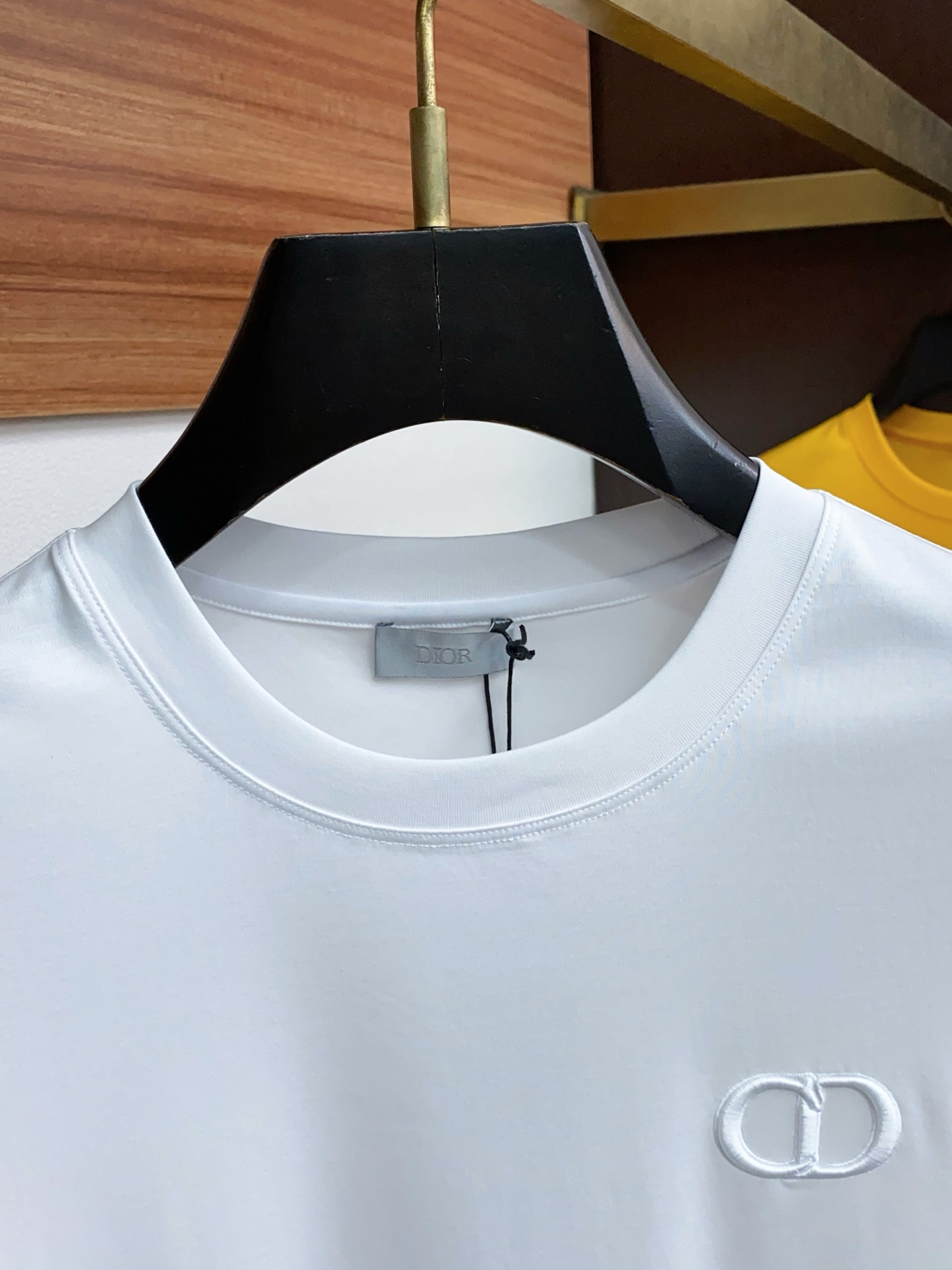  迪奥 2025春夏新款首发专柜最新款圆领短袖 高端订制 设计前卫时尚！品牌logo重工艺设计 高端定制