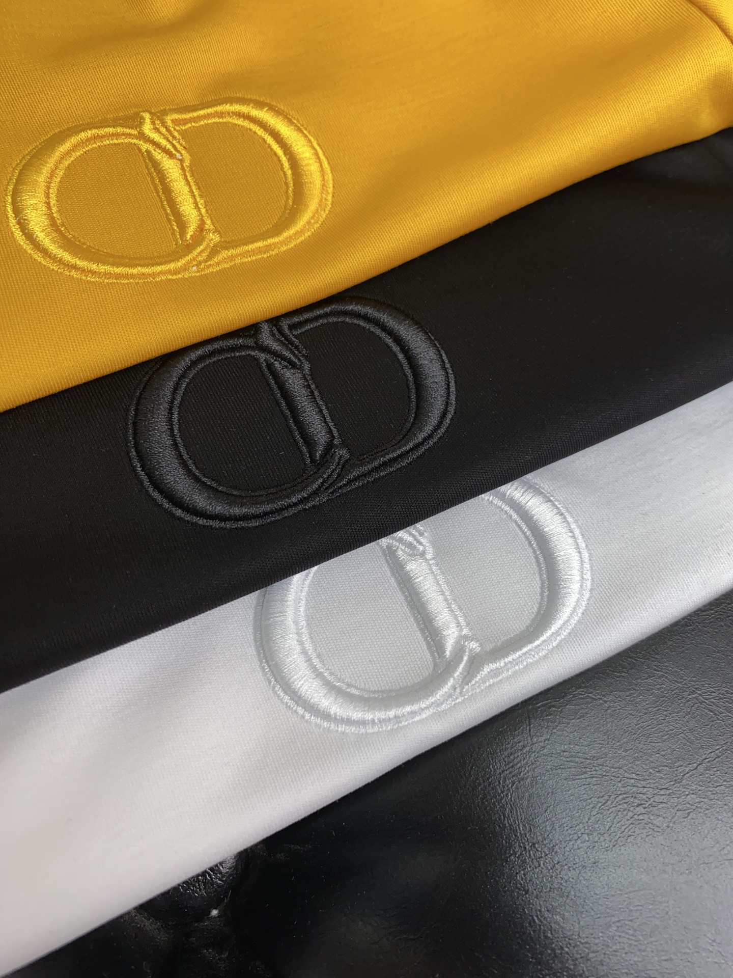  迪奥 2025春夏新款首发专柜最新款圆领短袖 高端订制 设计前卫时尚！品牌logo重工艺设计 高端定制