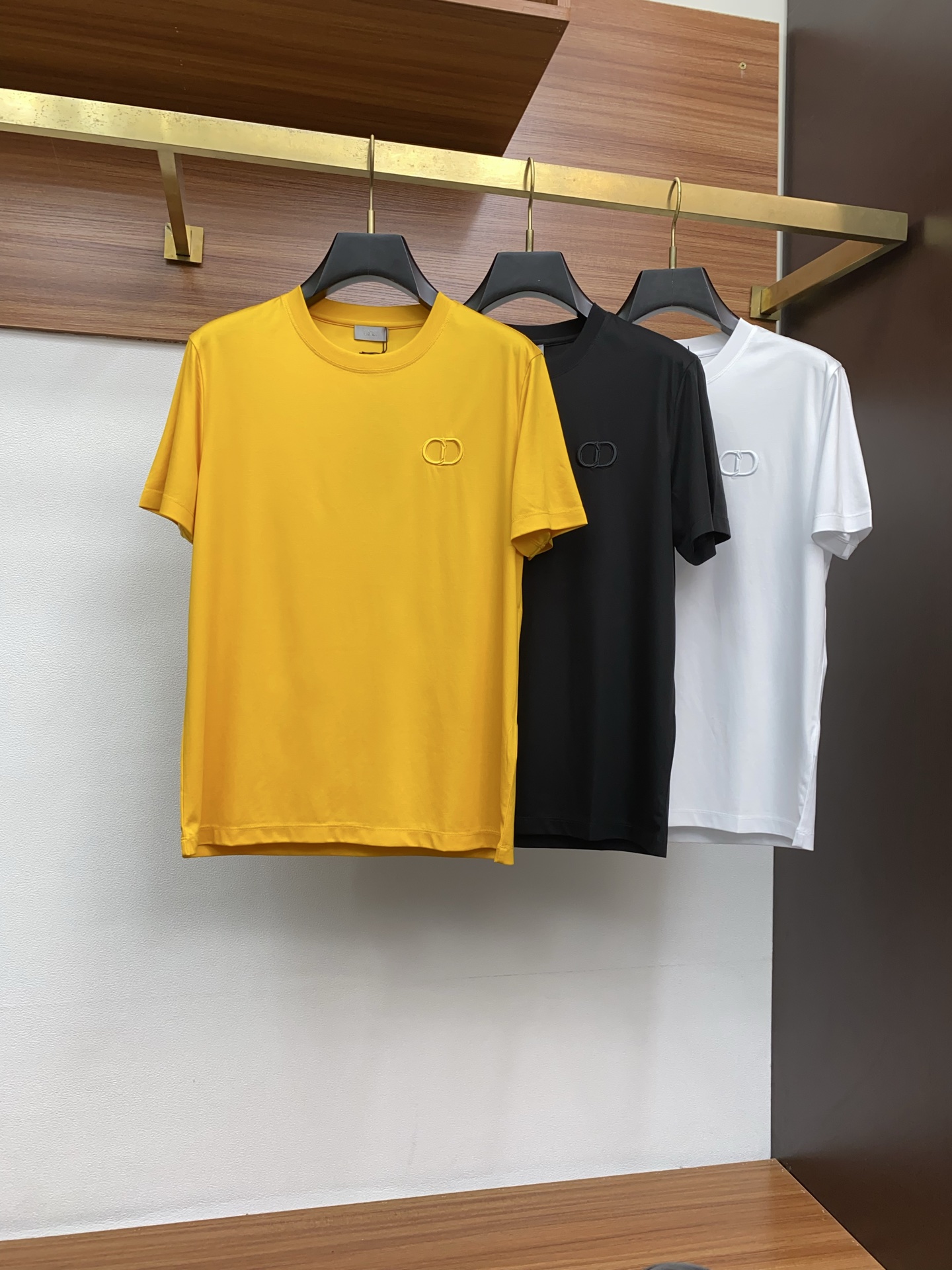  迪奥 2025春夏新款首发专柜最新款圆领短袖 高端订制 设计前卫时尚！品牌logo重工艺设计 高端定制