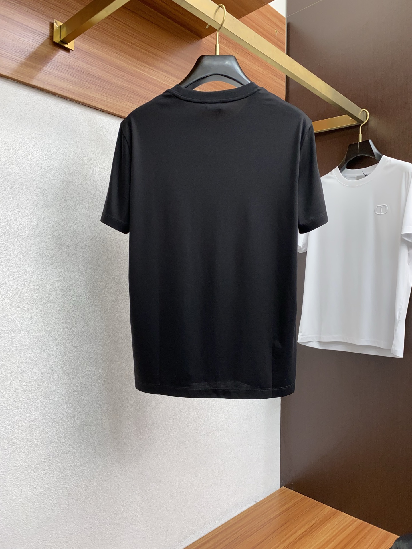  迪奥 2025春夏新款首发专柜最新款圆领短袖 高端订制 设计前卫时尚！品牌logo重工艺设计 高端定制