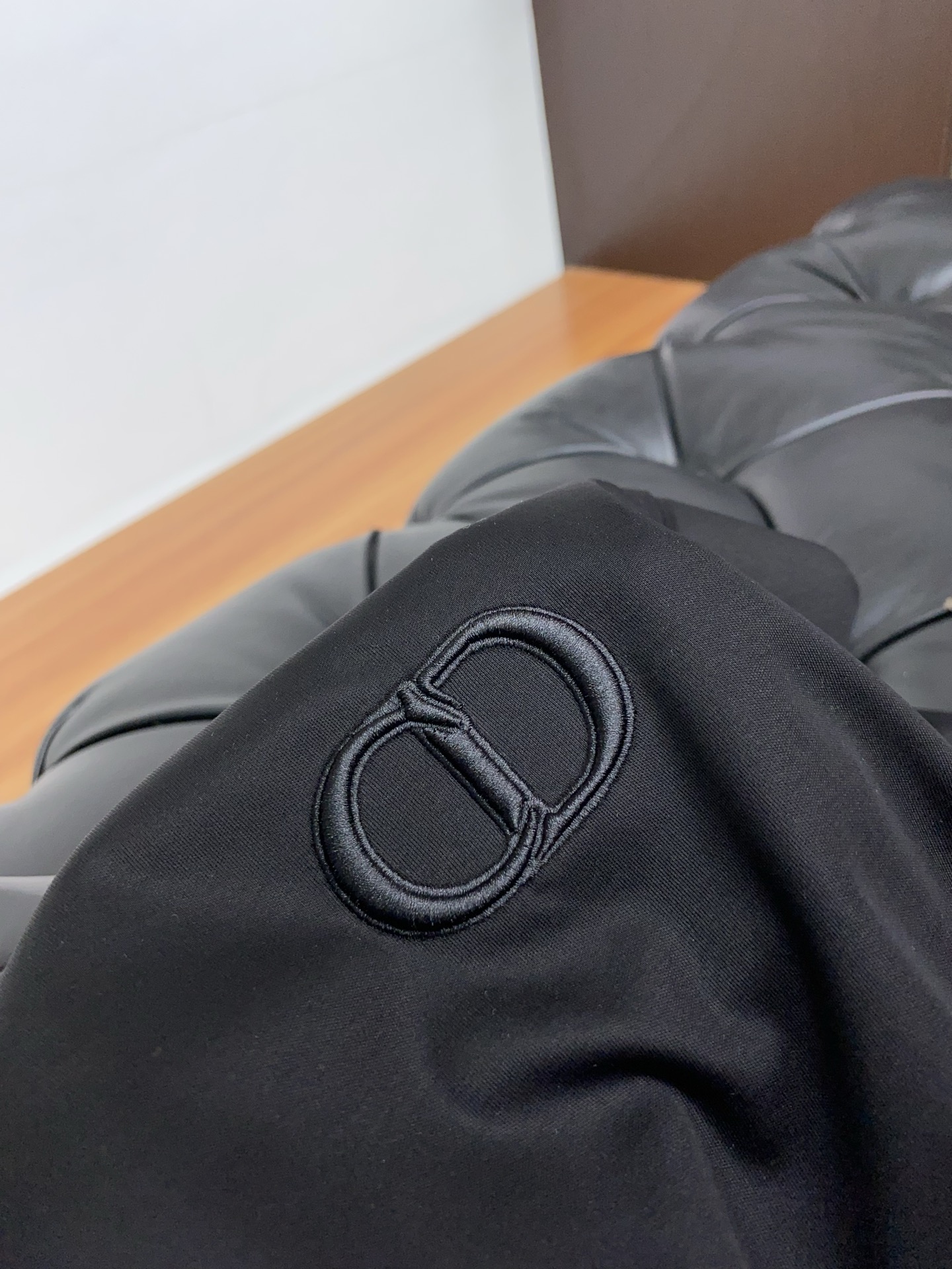  迪奥 2025春夏新款首发专柜最新款圆领短袖 高端订制 设计前卫时尚！品牌logo重工艺设计 高端定制