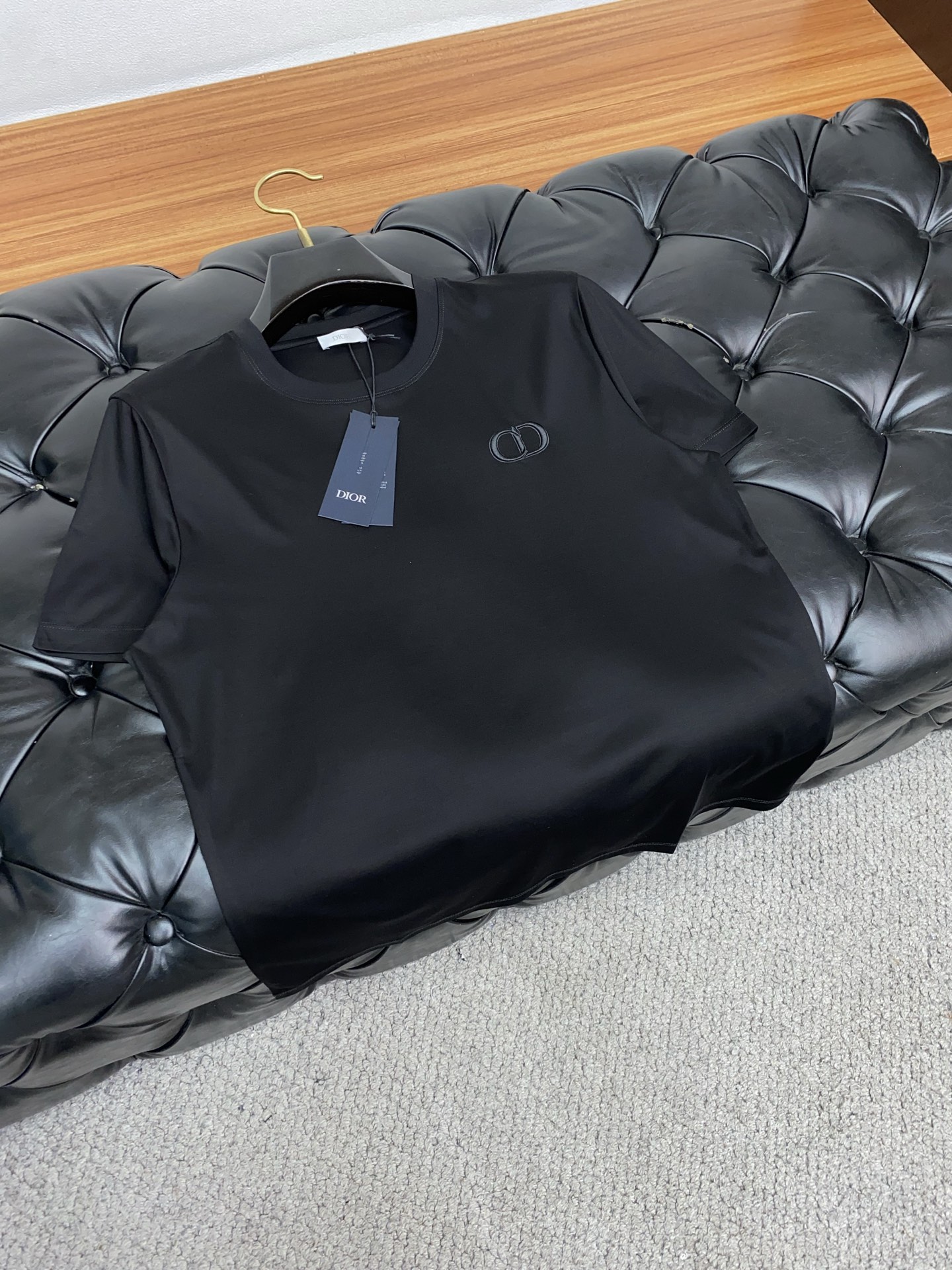  迪奥 2025春夏新款首发专柜最新款圆领短袖 高端订制 设计前卫时尚！品牌logo重工艺设计 高端定制