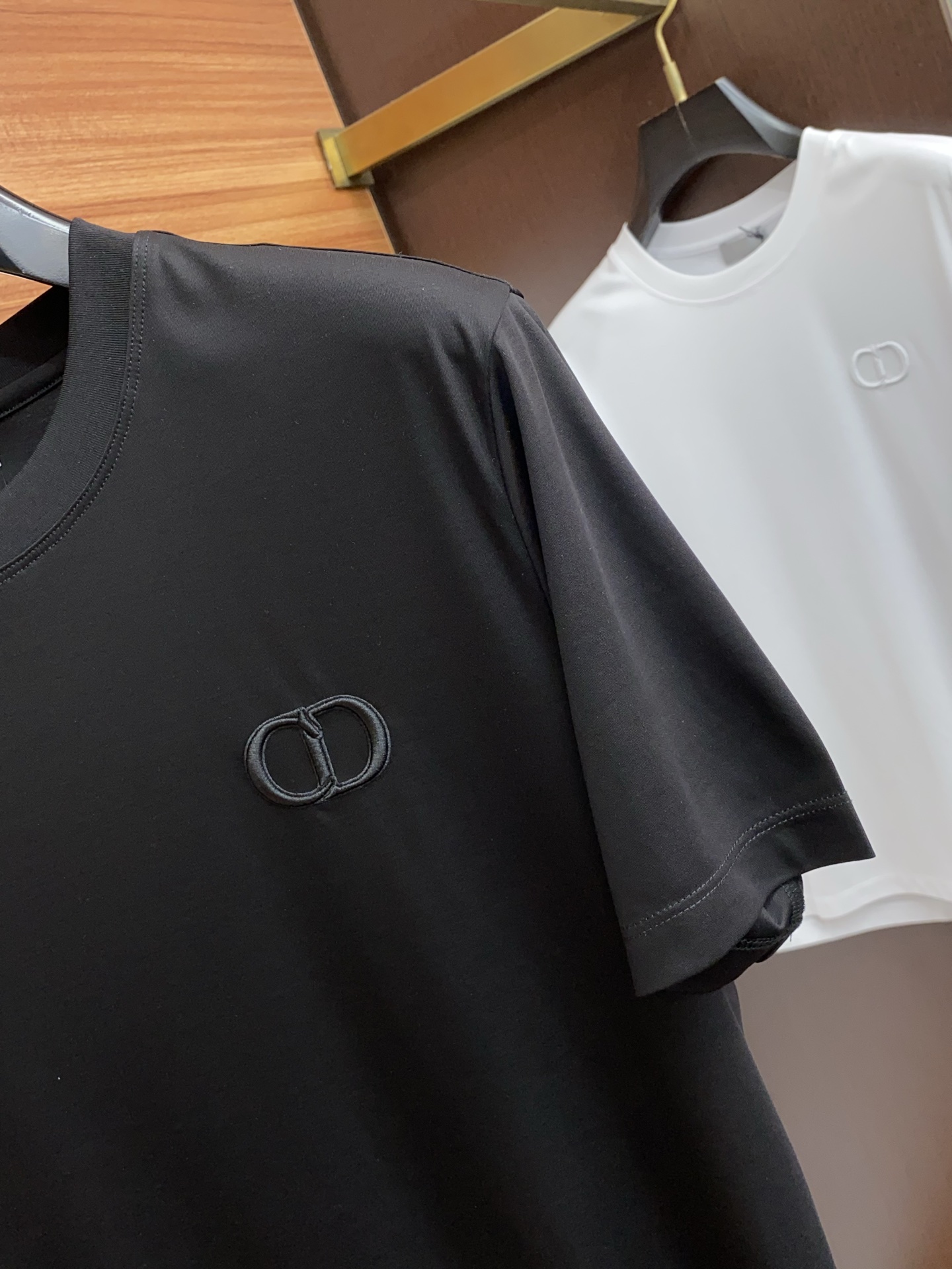  迪奥 2025春夏新款首发专柜最新款圆领短袖 高端订制 设计前卫时尚！品牌logo重工艺设计 高端定制