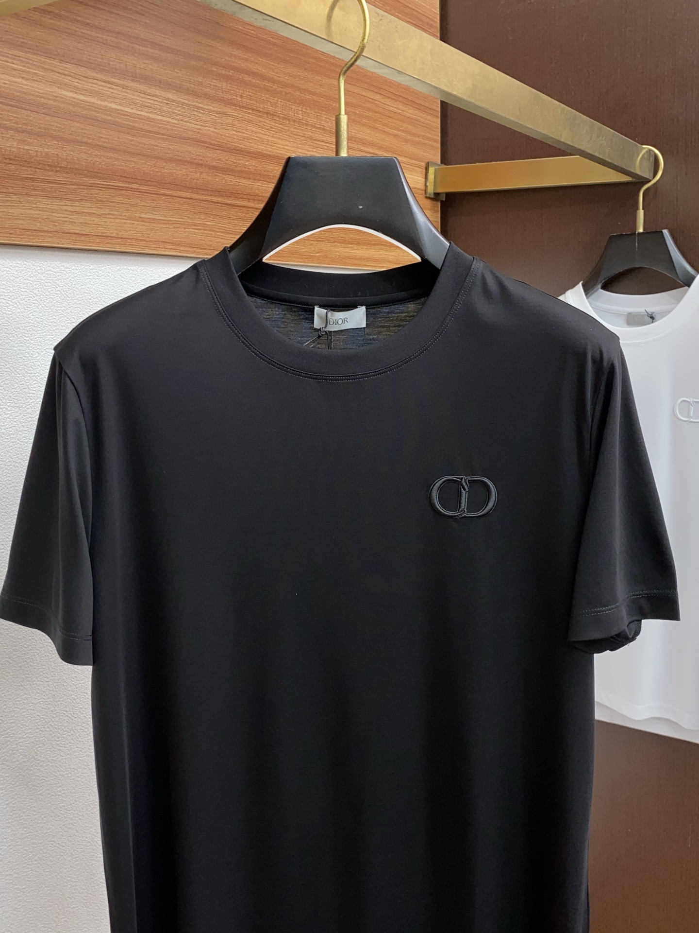  迪奥 2025春夏新款首发专柜最新款圆领短袖 高端订制 设计前卫时尚！品牌logo重工艺设计 高端定制