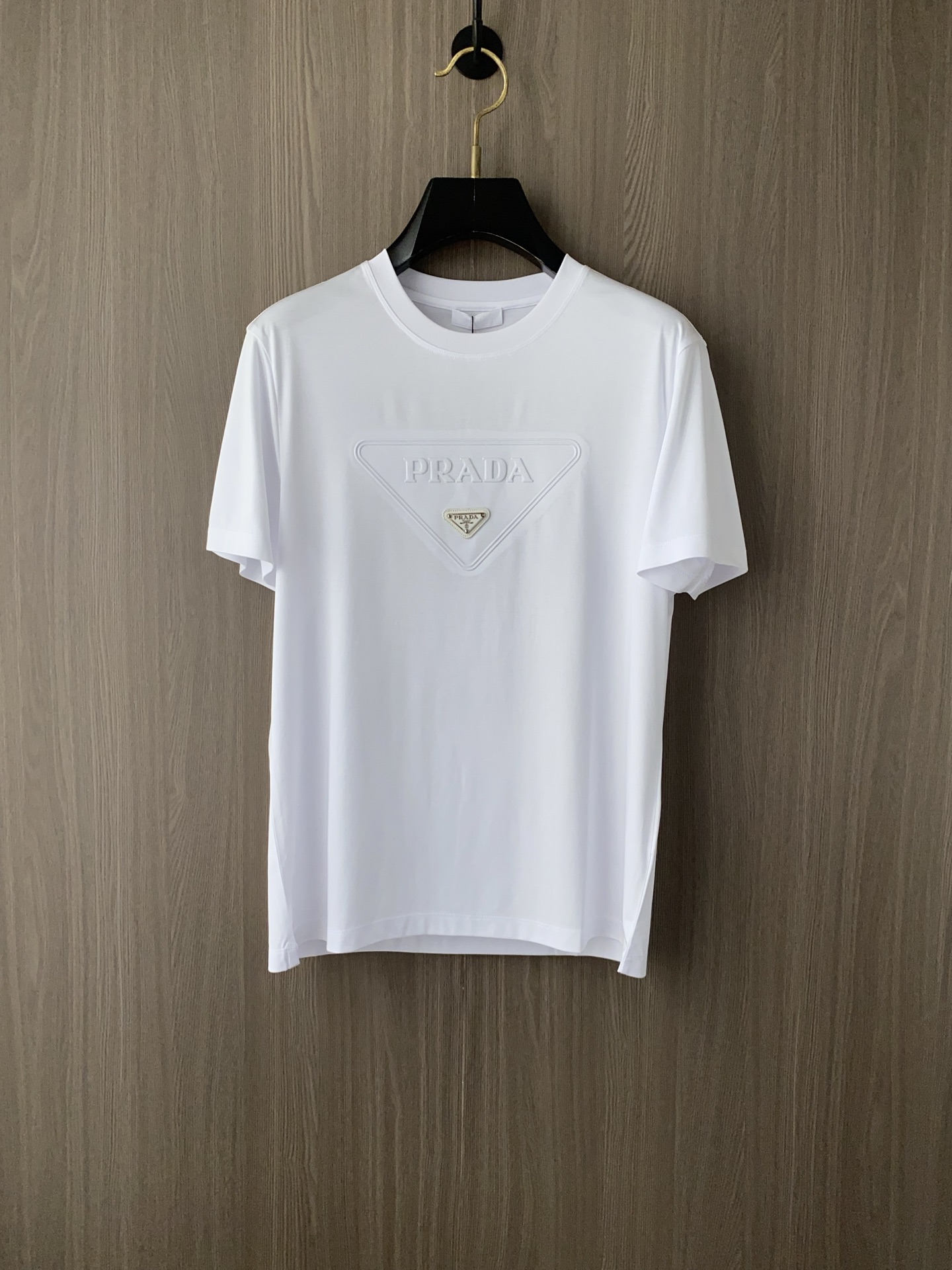 NO:417271,Prada 2025 spring and summer new styles are the latest round neck short sleeves in the counter, high-end customization, avant-garde and fashionable design!  Brand logo heavy craft design, high-end customized 100 double-sided mercerated cotton fabric, soft feel, comfortable to wear, exquisite counter-level car line, fine workmanship, invincible and handsome upper body effect!  A must-have item for handsome men!  Code number M-3xL, prada, T-shirt, alexander wang19860909普拉达 2025春夏新款首发专柜最新款圆领短袖 高端订制 设计前卫时尚！品牌logo重工艺设计 高端定制100支双面丝光棉面料.手感柔软.穿着舒适.专柜级别精致车线.做工精细.上身效果无敌帅气！型男必备单品！码数M-3xL,,prada,T-shirt,alexander wang,Men's clothing