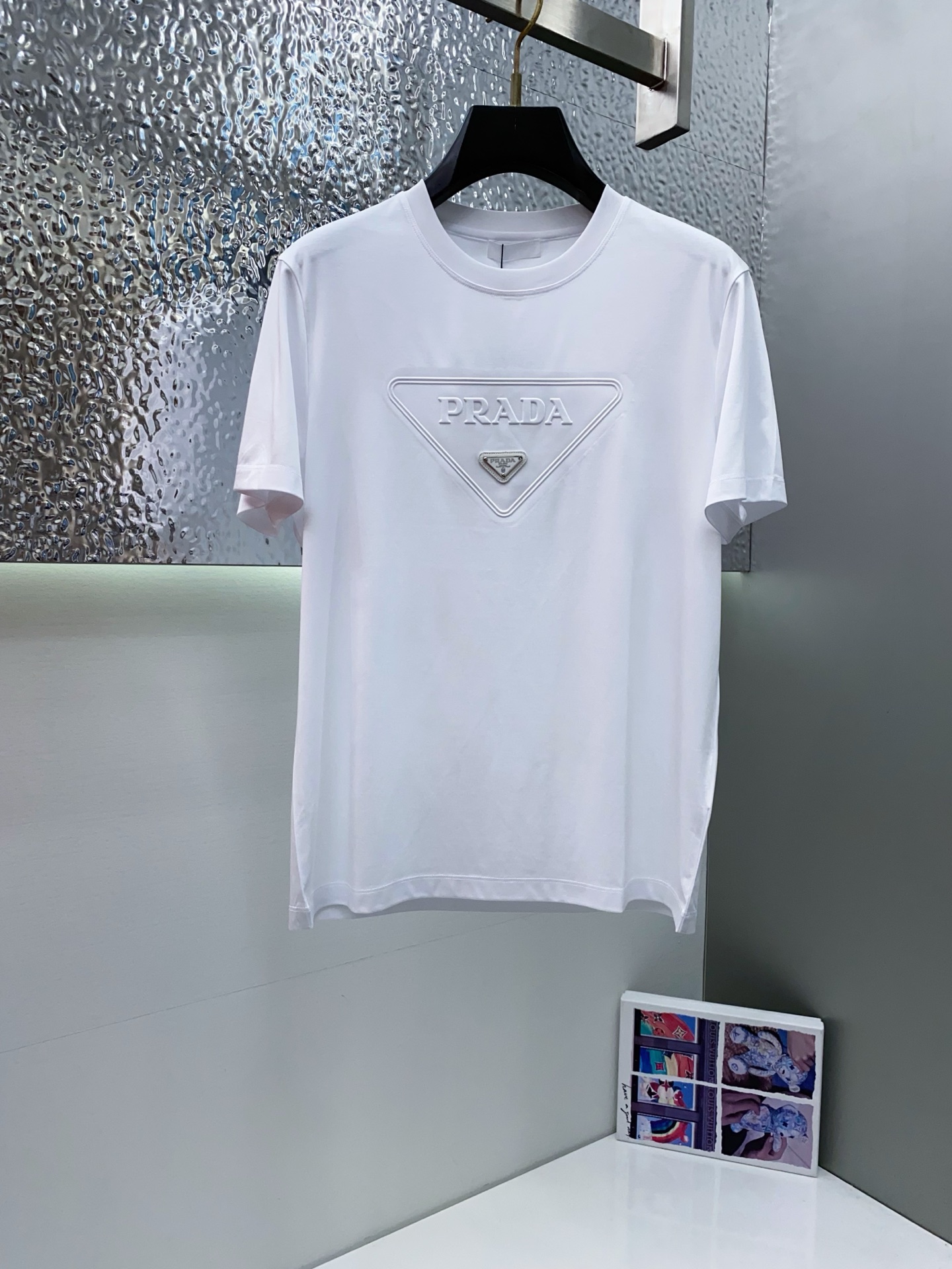 NO:458390,Prada 2025 spring and summer new styles are the latest round neck short sleeves in the counter, high-end customization, avant-garde and fashionable design!  Brand logo heavy craft design, high-end customized 100 double-sided mercerated cotton fabric, soft feel, comfortable to wear, exquisite counter-level car line, fine workmanship, invincible and handsome upper body effect!  A must-have item for handsome men!  Code number M-3xL..., prada, T-shirt, alexander wang19860909普拉达 2025春夏新款首发专柜最新款圆领短袖 高端订制 设计前卫时尚！品牌logo重工艺设计 高端定制100支双面丝光棉面料.手感柔软.穿着舒适.专柜级别精致车线.做工精细.上身效果无敌帅气！型男必备单品！码数M-3xL...,,prada,T-shirt,alexander wang,Men's clothing