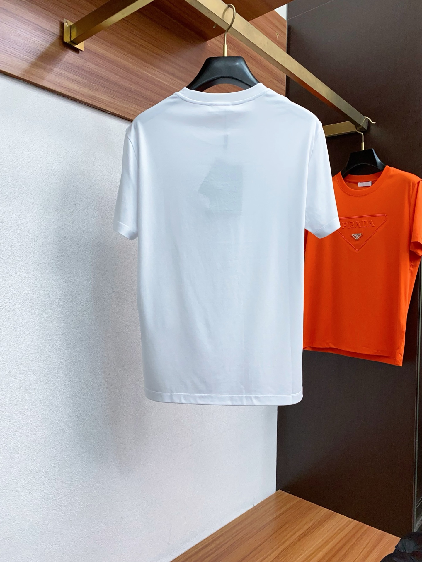  普拉达 2025春夏新款首发专柜最新款圆领短袖 高端订制 设计前卫时尚！品牌logo重工艺设计 高端定
