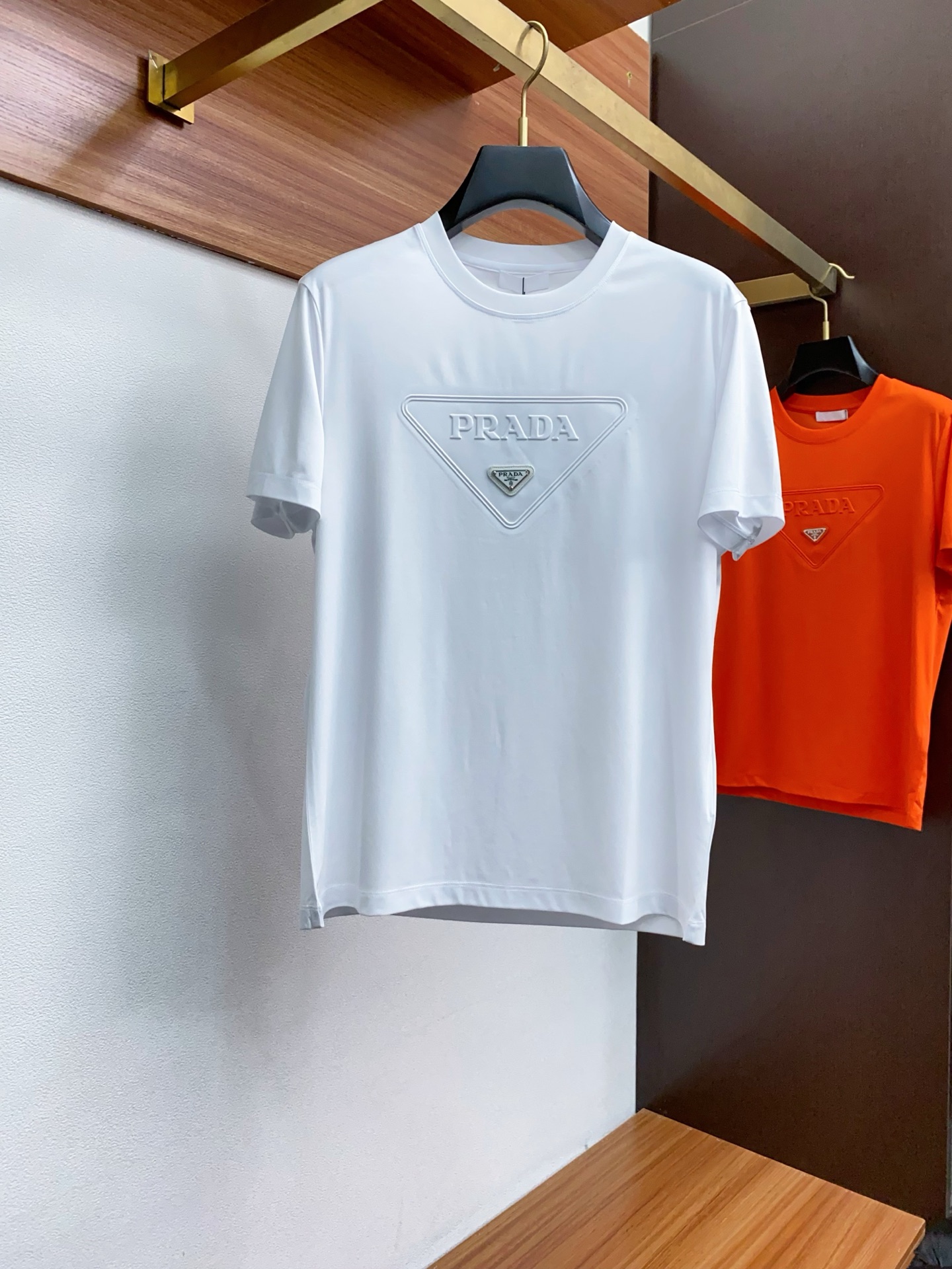  普拉达 2025春夏新款首发专柜最新款圆领短袖 高端订制 设计前卫时尚！品牌logo重工艺设计 高端定