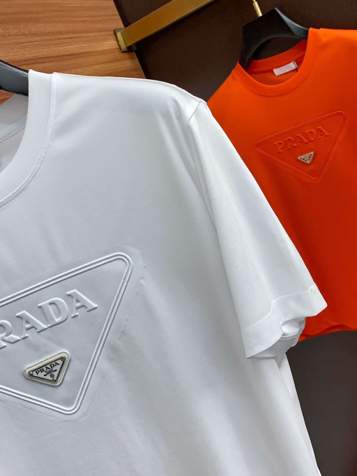  普拉达 2025春夏新款首发专柜最新款圆领短袖 高端订制 设计前卫时尚！品牌logo重工艺设计 高端定