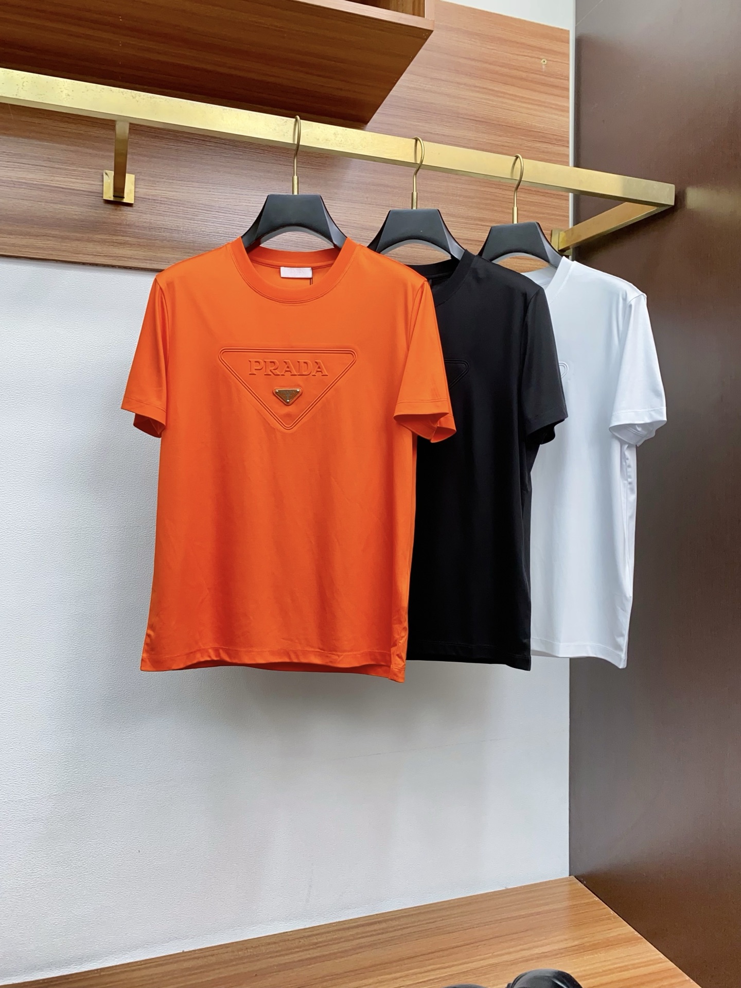  普拉达 2025春夏新款首发专柜最新款圆领短袖 高端订制 设计前卫时尚！品牌logo重工艺设计 高端定