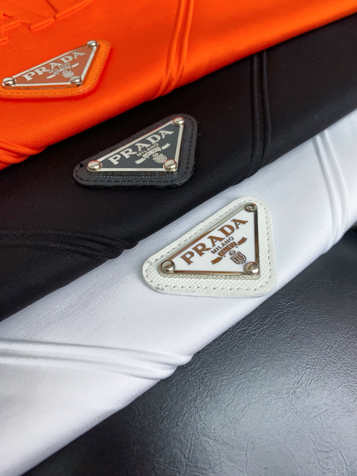  普拉达 2025春夏新款首发专柜最新款圆领短袖 高端订制 设计前卫时尚！品牌logo重工艺设计 高端定