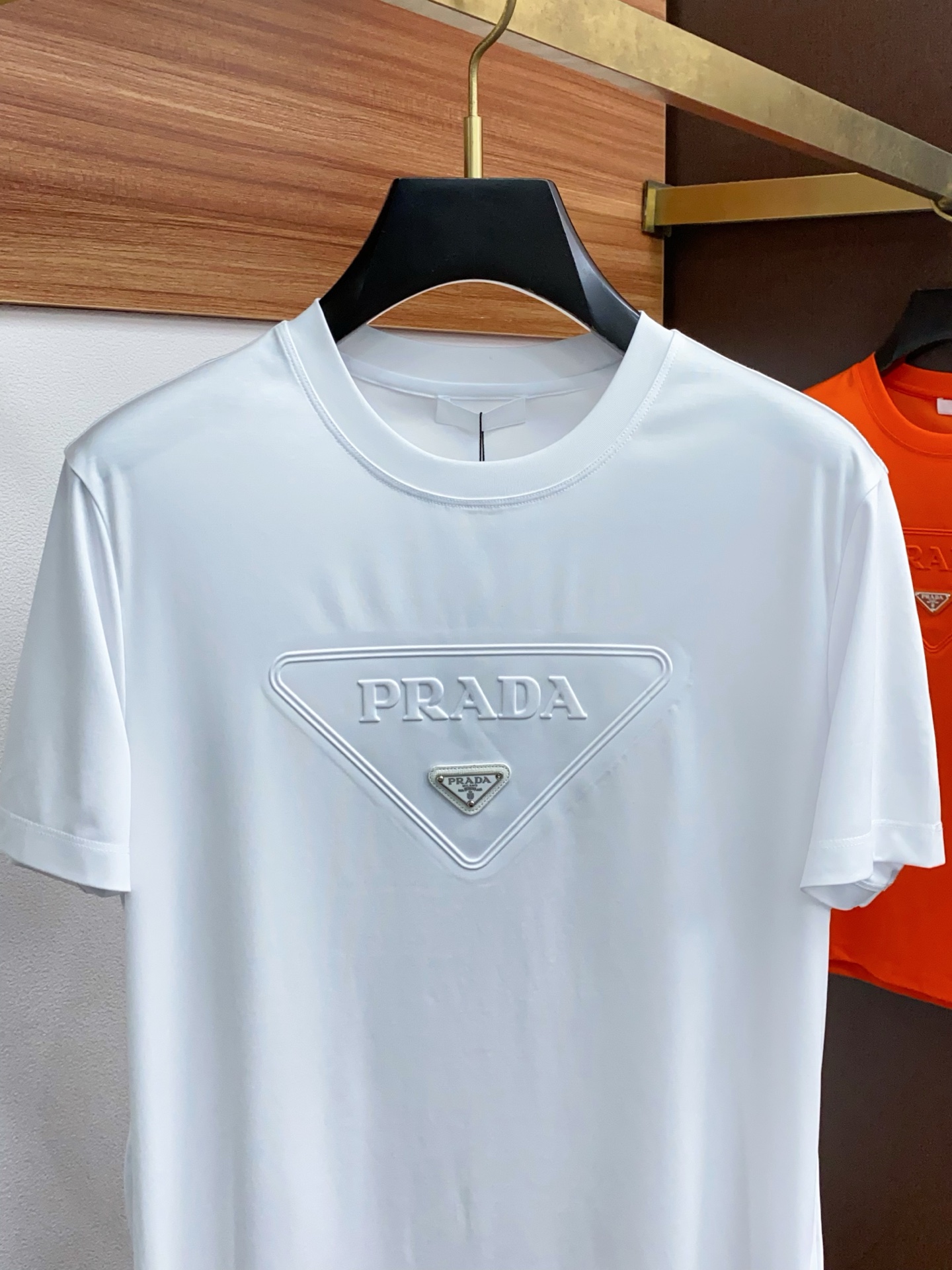  普拉达 2025春夏新款首发专柜最新款圆领短袖 高端订制 设计前卫时尚！品牌logo重工艺设计 高端定