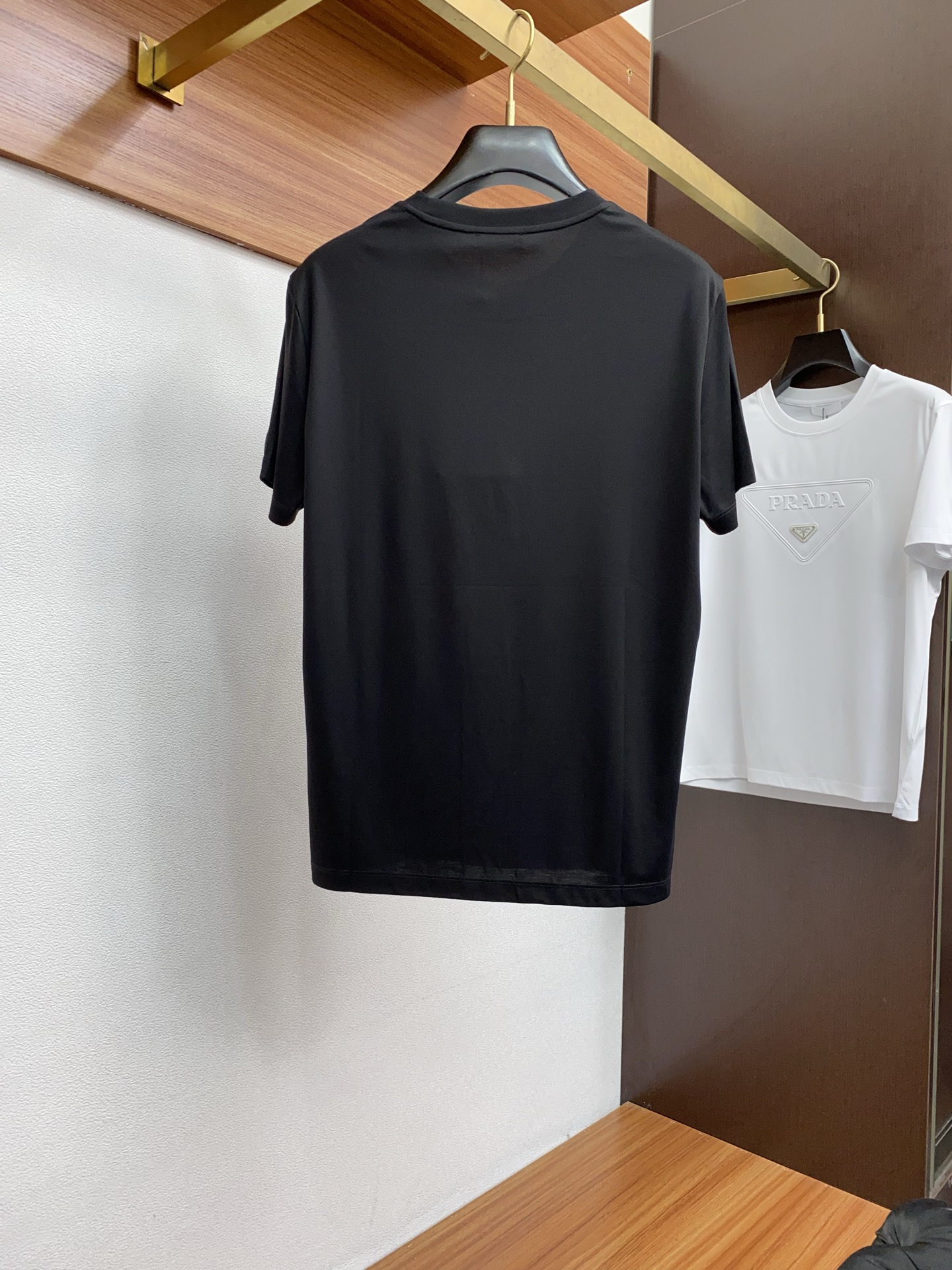 普拉达 2026春夏新款首发专柜最新款圆领短袖 高端订制 设计前卫时尚！品牌logo重工艺设计 高端定制