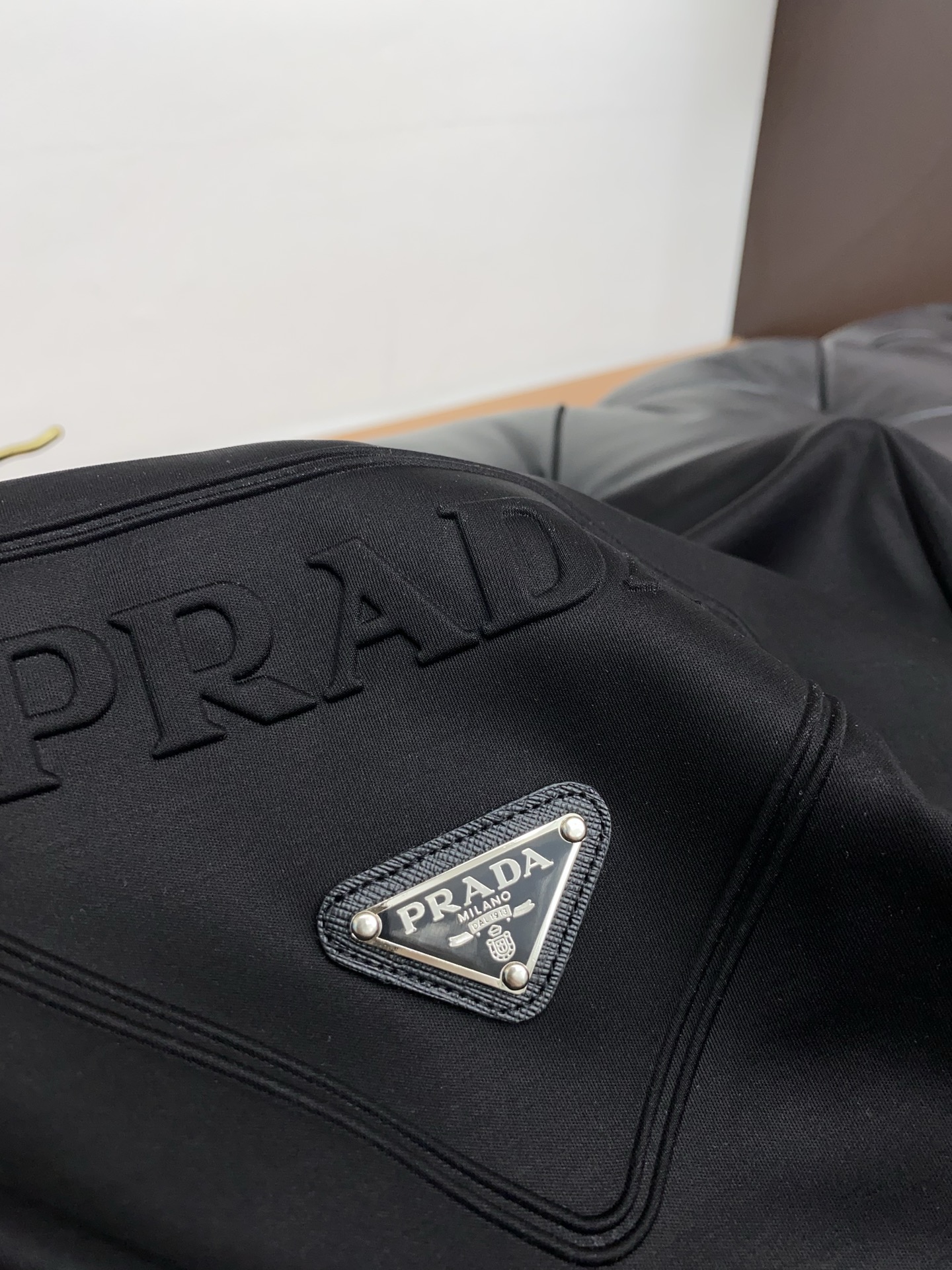 普拉达 2026春夏新款首发专柜最新款圆领短袖 高端订制 设计前卫时尚！品牌logo重工艺设计 高端定制