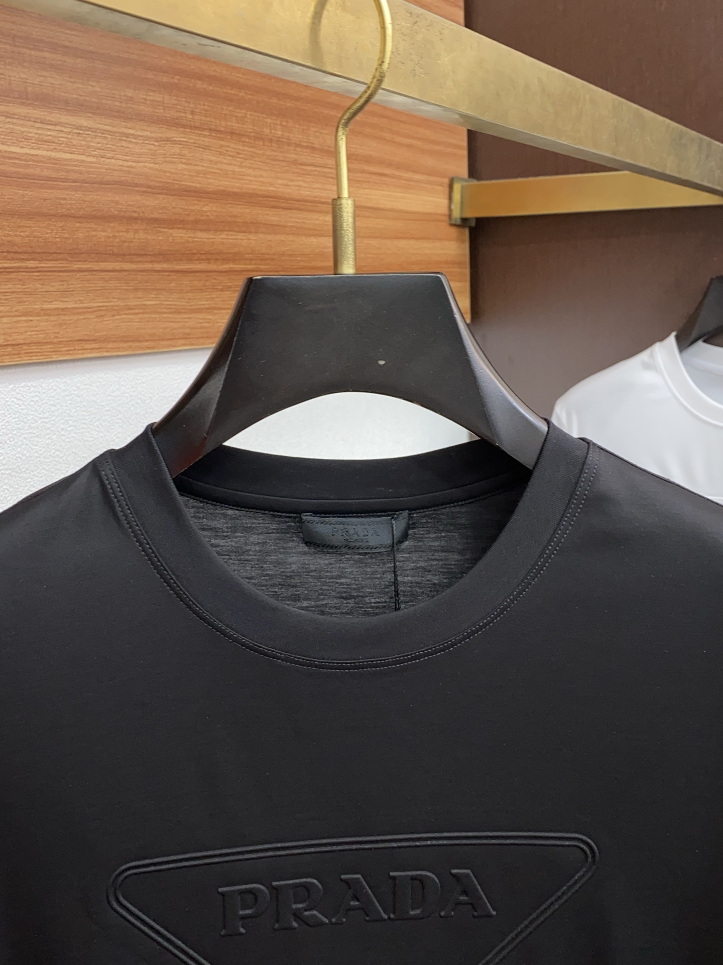 普拉达 2026春夏新款首发专柜最新款圆领短袖 高端订制 设计前卫时尚！品牌logo重工艺设计 高端定制