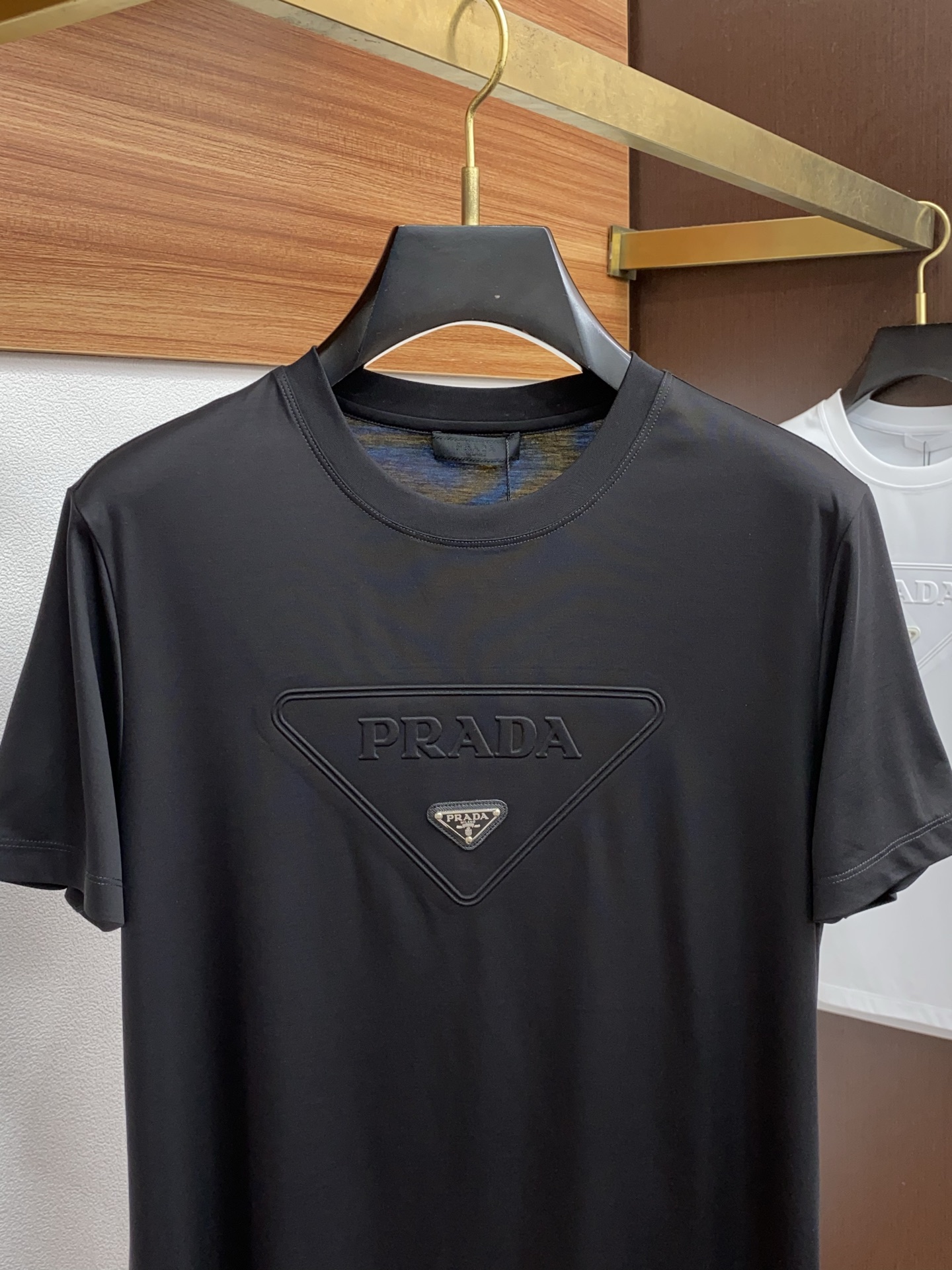 普拉达 2026春夏新款首发专柜最新款圆领短袖 高端订制 设计前卫时尚！品牌logo重工艺设计 高端定制