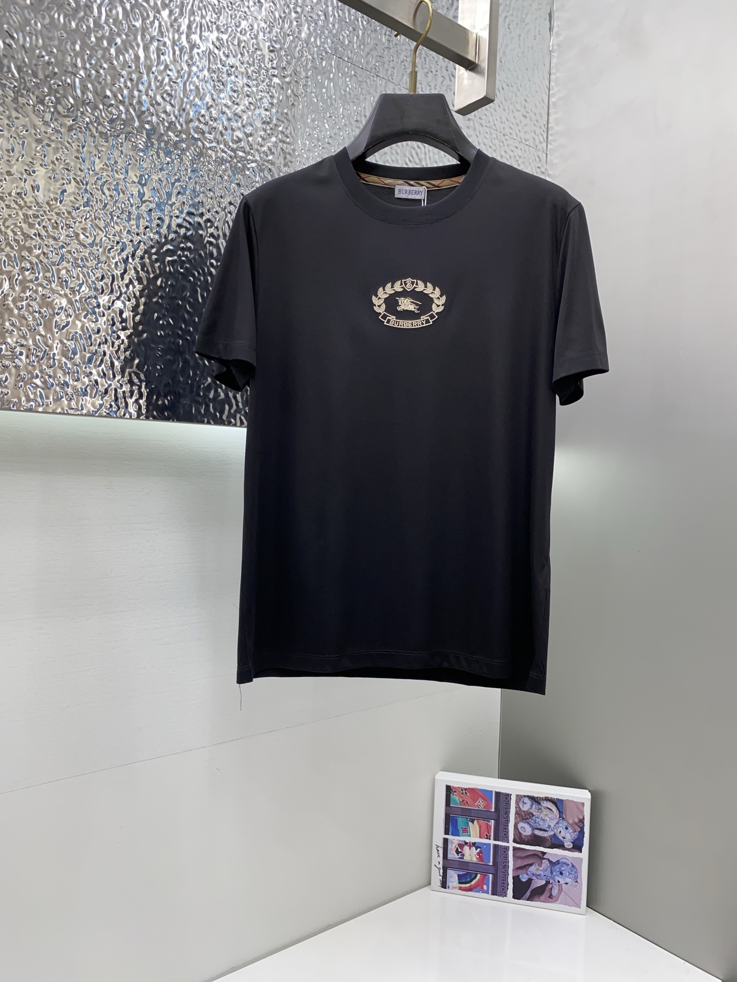 NO:432083,Burberry's new spring and summer new model in the first counter with the latest round neck short sleeves, high-end customization, avant-garde and fashionable design!  Brand logo heavy craft design, high-end customized 100 double-sided mercerated cotton fabric, soft feel, comfortable to wear, exquisite counter-level car line, fine workmanship, invincible and handsome upper body effect!  A must-have item for handsome men!  Code number M-3xL, burberry, T-shirt, alexander wang19860909巴宝莉 2025春夏新款首发专柜最新款圆领短袖 高端订制 设计前卫时尚！品牌logo重工艺设计 高端定制100支双面丝光棉面料.手感柔软.穿着舒适.专柜级别精致车线.做工精细.上身效果无敌帅气！型男必备单品！码数M-3xL,,burberry,T-shirt,alexander wang,Men's clothing