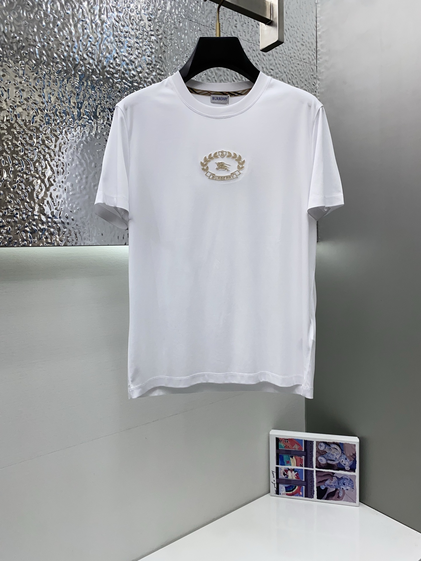 NO:458396,Burberry's new spring and summer new model in the first counter with the latest round neck short sleeves, high-end customization, avant-garde and fashionable design!  Brand logo heavy craft design, high-end customized 100 double-sided mercerated cotton fabric, soft feel, comfortable to wear, exquisite counter-level car line, fine workmanship, invincible and handsome upper body effect!  A must-have item for handsome men!  Code number M-3xL..., burberry, T-shirt, alexander wang19860909巴宝莉 2025春夏新款首发专柜最新款圆领短袖 高端订制 设计前卫时尚！品牌logo重工艺设计 高端定制100支双面丝光棉面料.手感柔软.穿着舒适.专柜级别精致车线.做工精细.上身效果无敌帅气！型男必备单品！码数M-3xL...,,burberry,T-shirt,alexander wang,Men's clothing