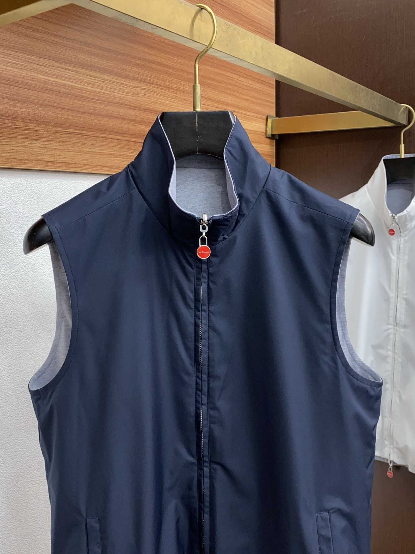 High-End Double-Faced Men’s Locomotive Vests and Jackets with Impeccable Details - 图片 6