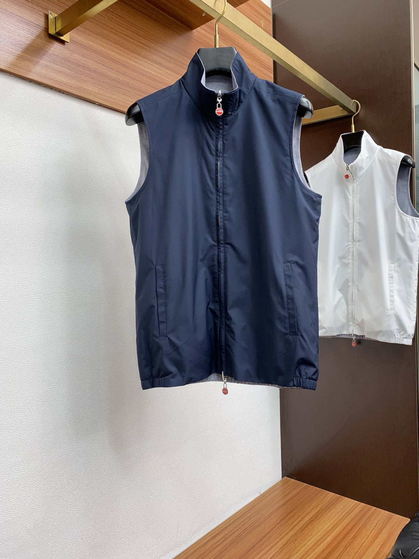 High-End Double-Faced Men’s Locomotive Vests and Jackets with Impeccable Details - 图片 5