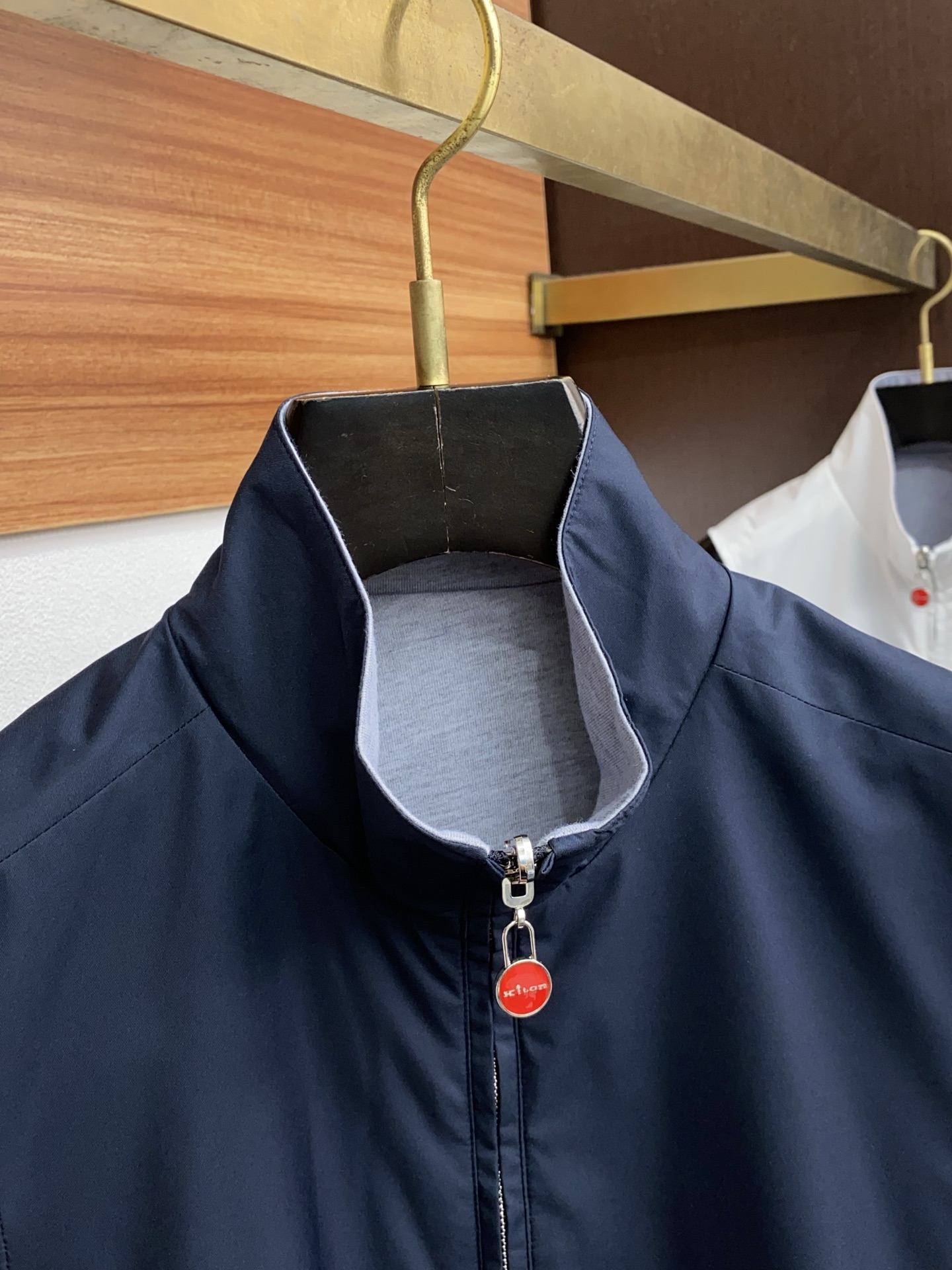 High-End Double-Faced Men’s Locomotive Vests and Jackets with Impeccable Details - 图片 7