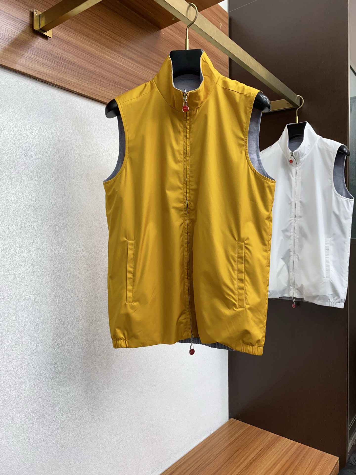 High-End Double-Faced Men’s Locomotive Vests and Jackets with Impeccable Details - 图片 3