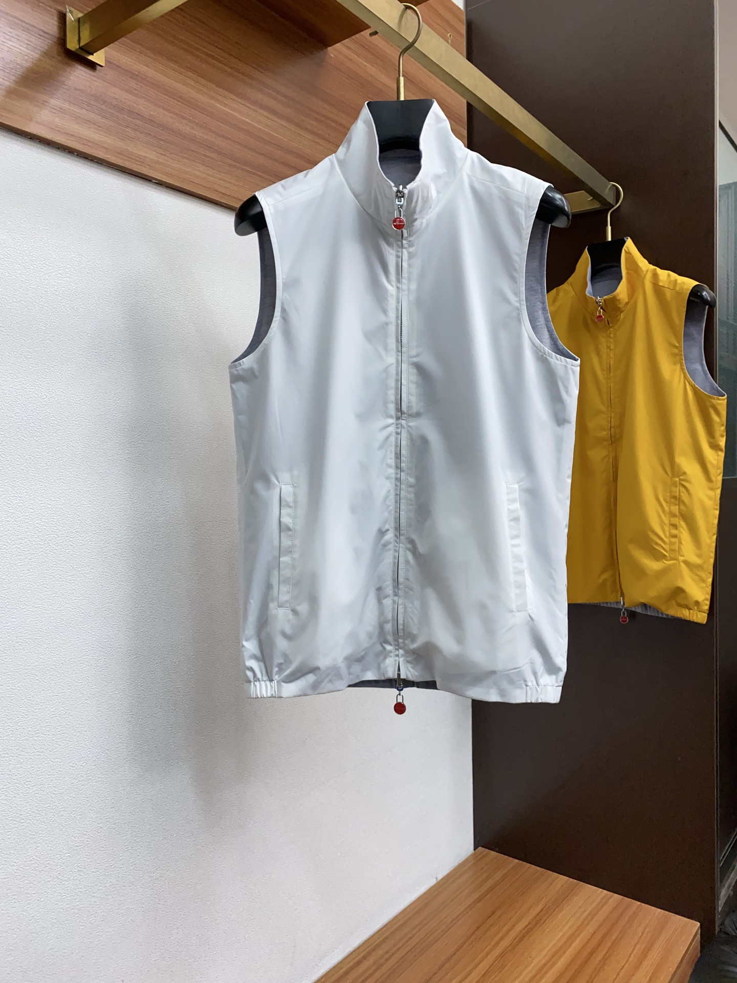 High-End Double-Faced Men’s Locomotive Vests and Jackets with Impeccable Details - 图片 4