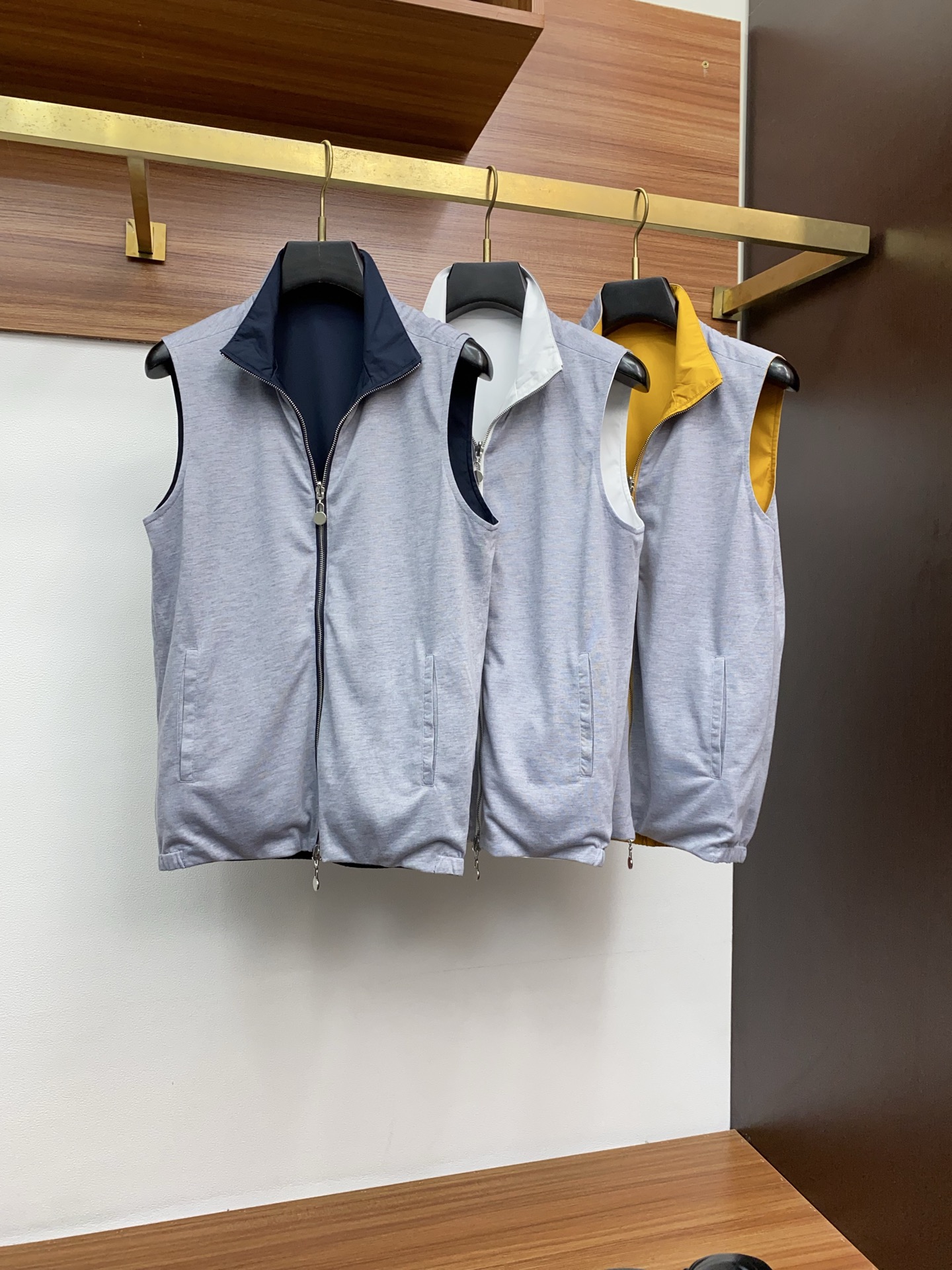 High-End Double-Faced Men’s Locomotive Vests and Jackets with Impeccable Details - 图片 2