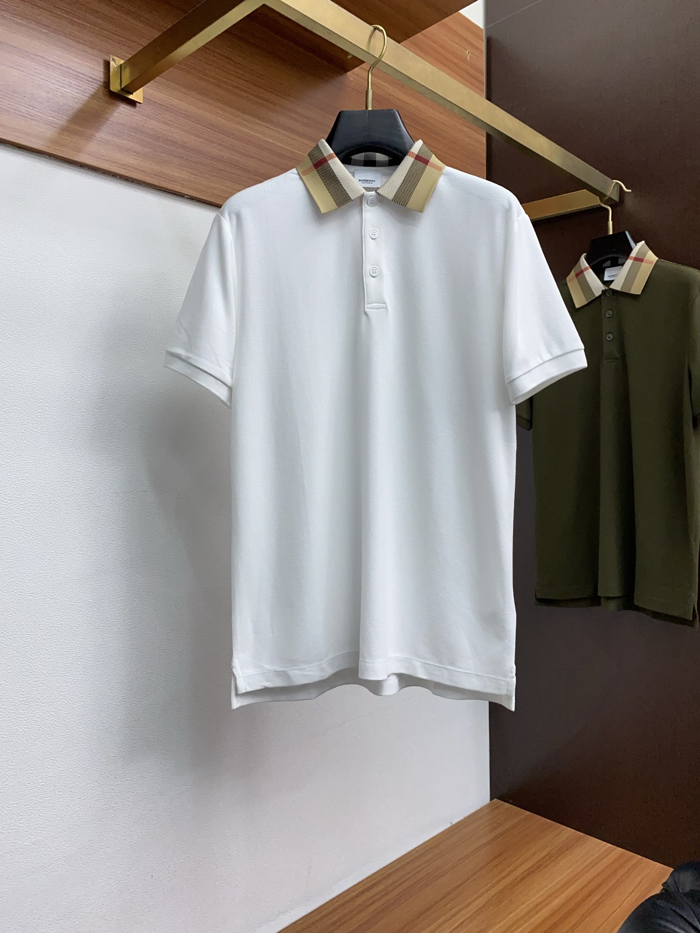 NO:448343,Burberry 2025 new men's bead floor cotton lapel short-sleeved POLO shirt Classic business men's shirt collar Polo shirt Cotton bead floor fabric is presented. The light and soft fabric has been dyed with ready-to-wear to create an elegant texture. Hexagon bead floor fabric Polo original customization Imported yarn color dye Customized ribbed neckline with same cylinder color dye maintains the uniform and stable color of the tone. Classic makes the clothes softer with the inherent sporty atmosphere. The versatile style makes it very suitable for single wear, and all auxiliary materials are all customer-supplied. The thickness is the same as that of conventional bead floor, cool and breathable, skin-friendly and delicate, not sweaty, super comfortable. The solid color design model is atmospheric and fashionable overall, and can be casual and business-friendly!  S-2xL, burberry,shirts,T-shirt,alexander wang19860909巴宝莉 2025新款男士珠地棉翻领短袖POLO衫 经典商务男装衬衫领 Polo 衫 棉质珠地面料呈现.轻盈柔软的面料经过成衣染色,营造出优雅纹理,六角珠地棉面料 Polo 原版定制 进口纱线色染 定制罗纹领口同缸色染 保持了色调的统一稳点 经典让衣服与生俱有的运动气息得以柔和.百搭风范令其非常适合单穿,所有辅料全部客供.客供纱制作,厚度和常规珠地一样,凉爽透气,亲肤细腻不闷汗,超级舒服.纯色设计款,整体就是大气时尚,休闲商务都即可！ 码数S-2xL,,burberry,shirts,T-shirt,alexander wang,Men's clothing