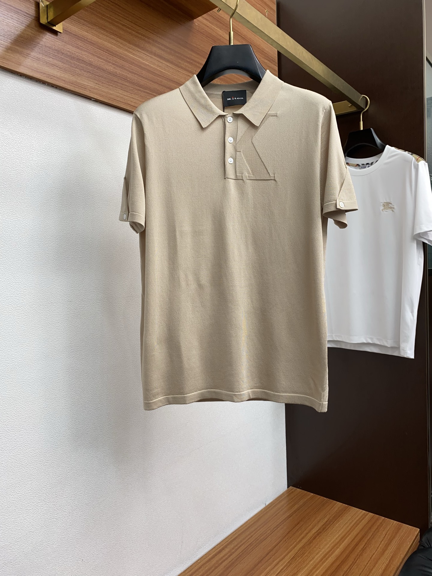 NO:499560,Kiton 2025 new men's lapel Polo T-shirt short-sleeved imported fabrics are presented. The light and soft fabric has been dyed with ready-to-wear to create an elegant texture. The original custom imported yarn color dyed Custom rib collar Custom ribs Classic makes the clothes softer with the inherent sporty atmosphere. The versatile style makes it very suitable for single wear, and all auxiliary materials are all customer-supplied. The thickness is the same as that of the regular beads, which is cool and breathable, delicate and not sweaty, and is super comfortable. The solid color design style is atmospheric and fashionable overall, and it is just casual and business!  Code number M-3XL (48-56), T-shirt,tees,t-shirt,alexander wang19860909kiton 2025新款男士翻领PoloT恤衫短袖 进口面料呈现.轻盈柔软的面料经过成衣染色,营造出优雅纹理,原版定制 进口纱线色染 定制罗纹领口 定制罗纹 经典让衣服与生俱有的运动气息得以柔和.百搭风范令其非常适合单穿,所有辅料全部客供.客供纱制作,厚度和常规珠地一样,凉爽透气,亲肤细腻不闷汗,超级舒服.纯色设计款,整体就是大气时尚,休闲商务都即可！ 码数M-3XL（48-56）,,T-shirt,tees，t-shirt,alexander wang,Men's clothing