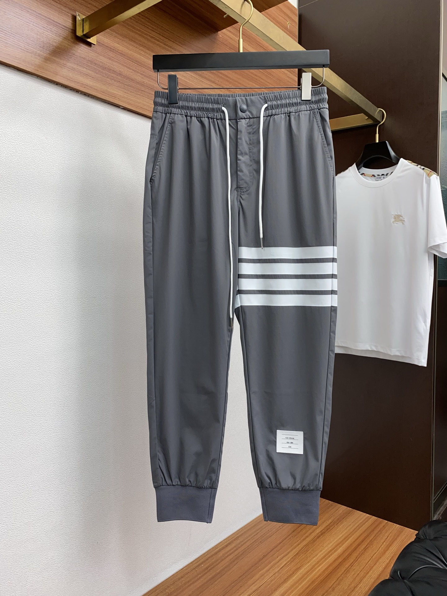  TB 专柜新品同步上市。原单订制高品质时尚休闲裤。超级百搭款。独家定制面料，手感细腻柔软，贴身舒适，上