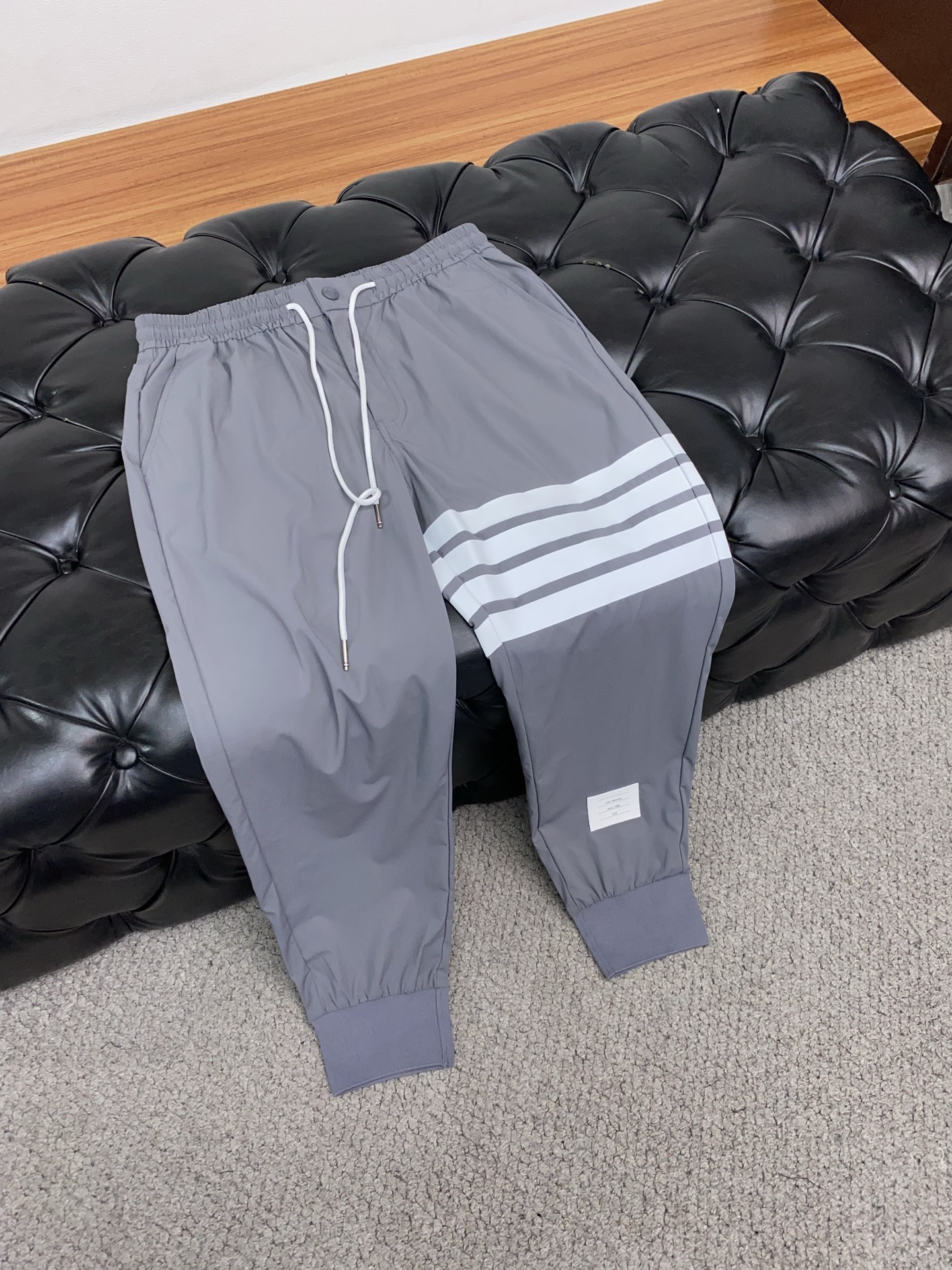  TB 专柜新品同步上市。原单订制高品质时尚休闲裤。超级百搭款。独家定制面料，手感细腻柔软，贴身舒适，上