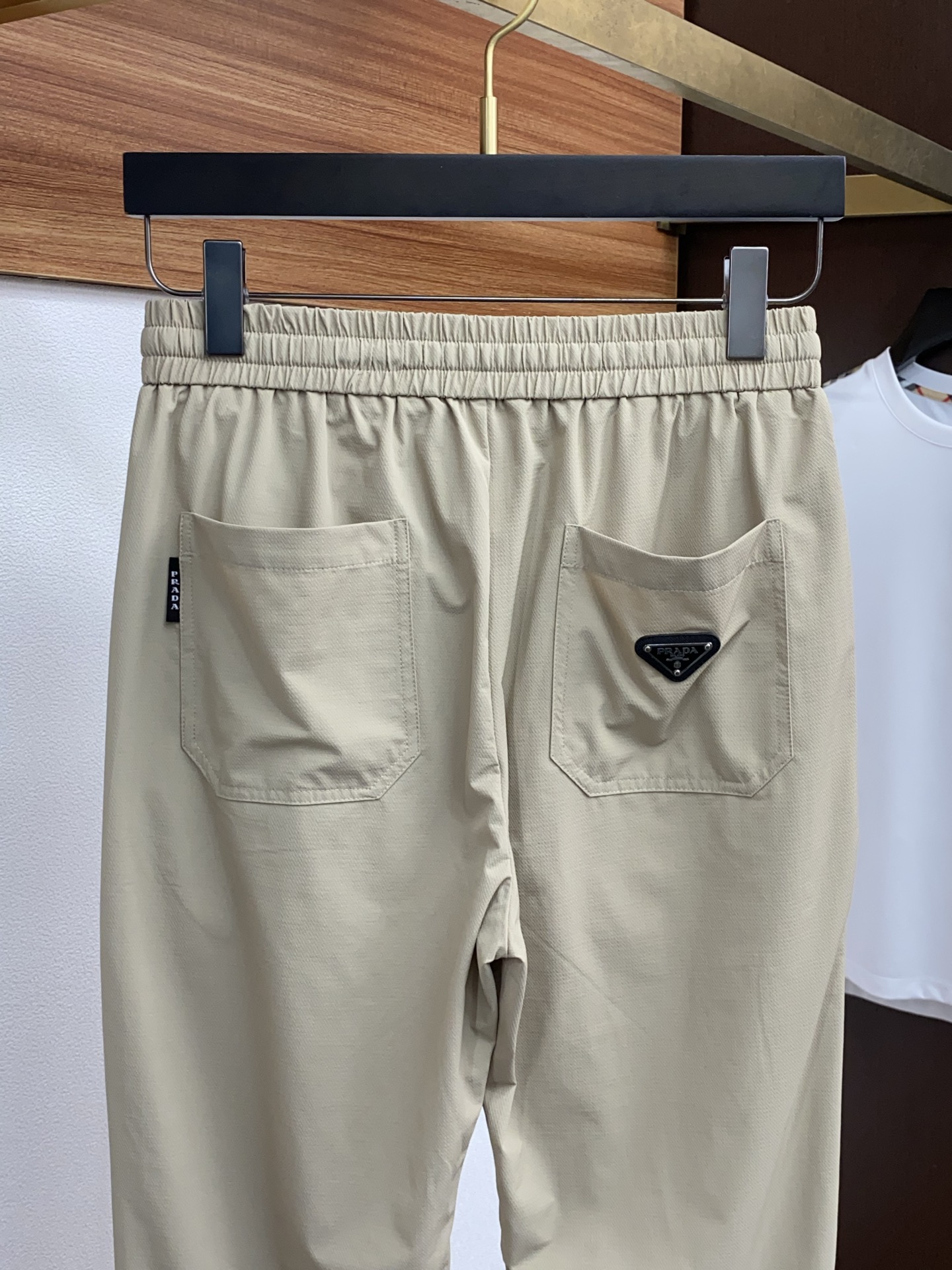  普拉达 专柜新品同步上市。原单订制高品质时尚休闲裤。超级百搭款。独家定制面料，手感细腻柔软，贴身舒适，