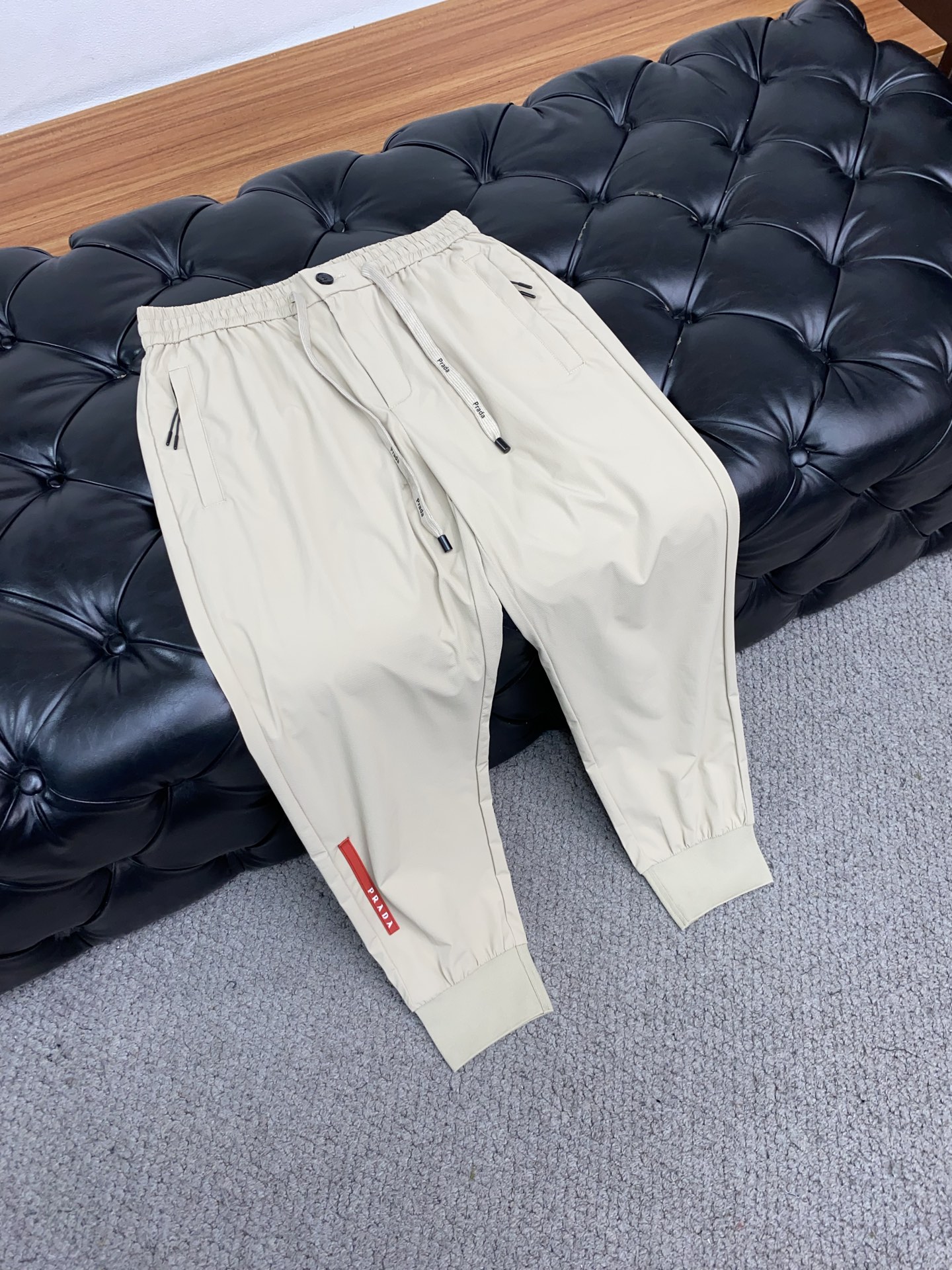 普拉达 专柜新品同步上市。原单订制高品质时尚休闲裤。超级百搭款。独家定制面料，手感细腻柔软，贴身舒适，