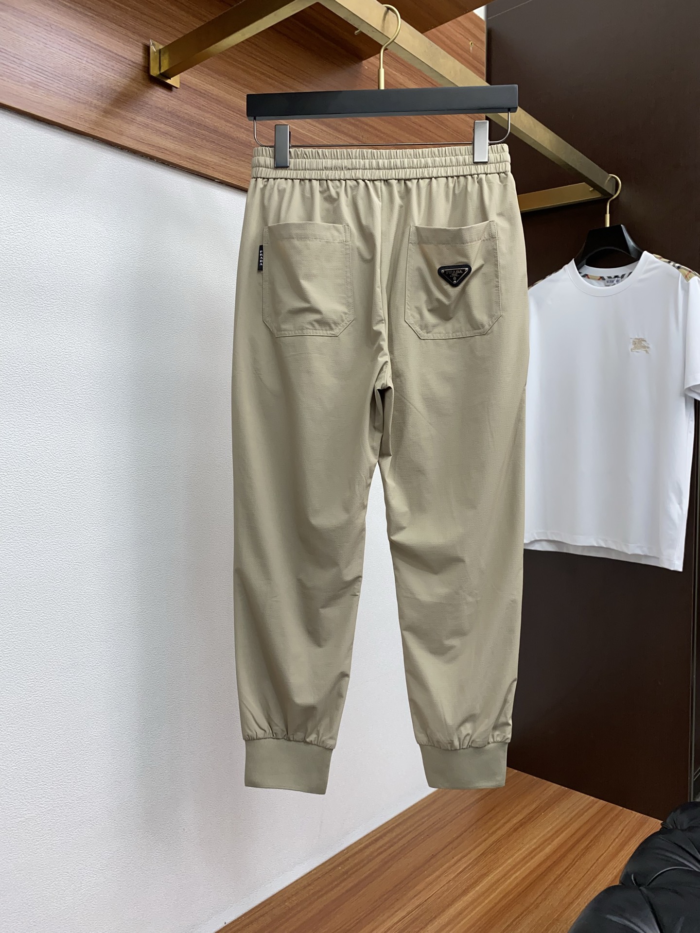  普拉达 专柜新品同步上市。原单订制高品质时尚休闲裤。超级百搭款。独家定制面料，手感细腻柔软，贴身舒适，