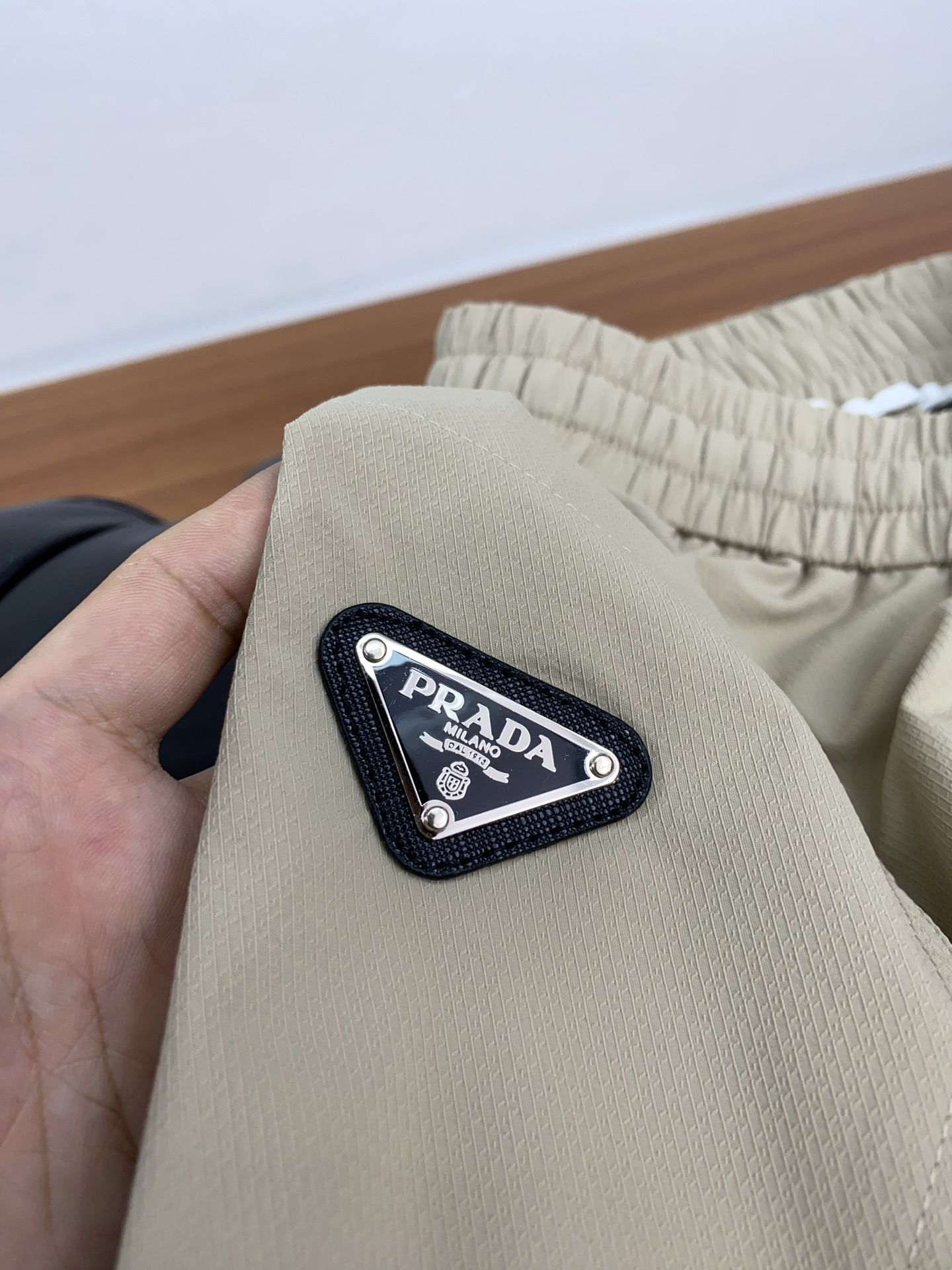  普拉达 专柜新品同步上市。原单订制高品质时尚休闲裤。超级百搭款。独家定制面料，手感细腻柔软，贴身舒适，